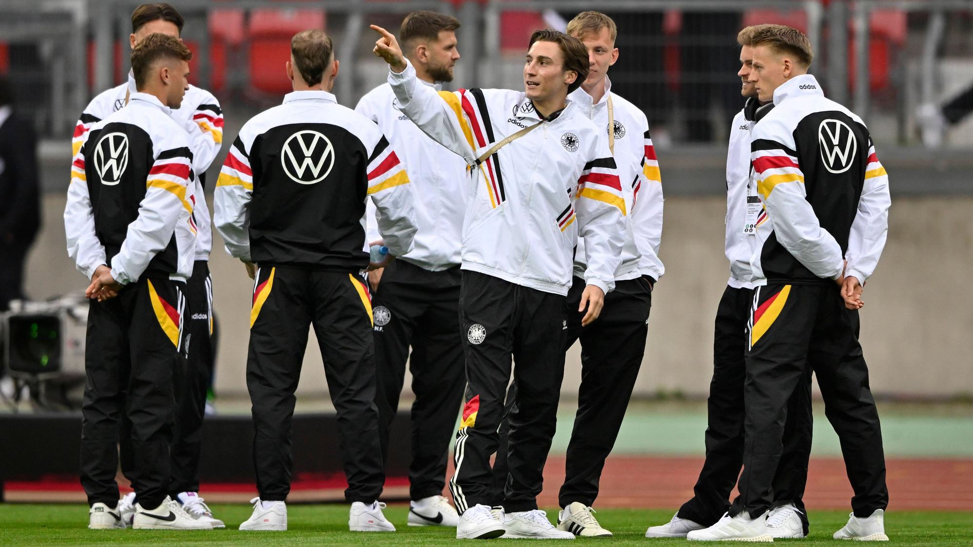 Rocco Reitz (4.v.r.) am 3. Juni 2024 vor dem Testspiel gegen die Ukraine im Kreise der Nationalmannschaft.
