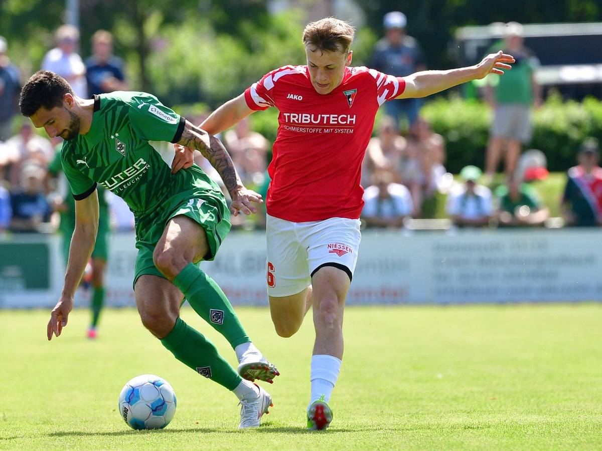 Tim Kleindienst ist gegen Wegberg-Beeck ein erstes Mal für Borussia Mönchengladbach am Ball.