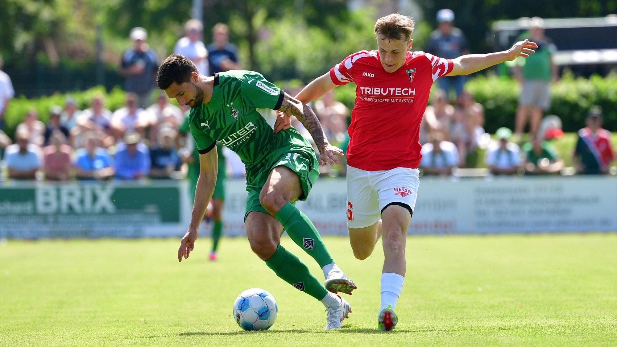 Tim Kleindienst ist gegen Wegberg-Beeck ein erstes Mal für Borussia Mönchengladbach am Ball.