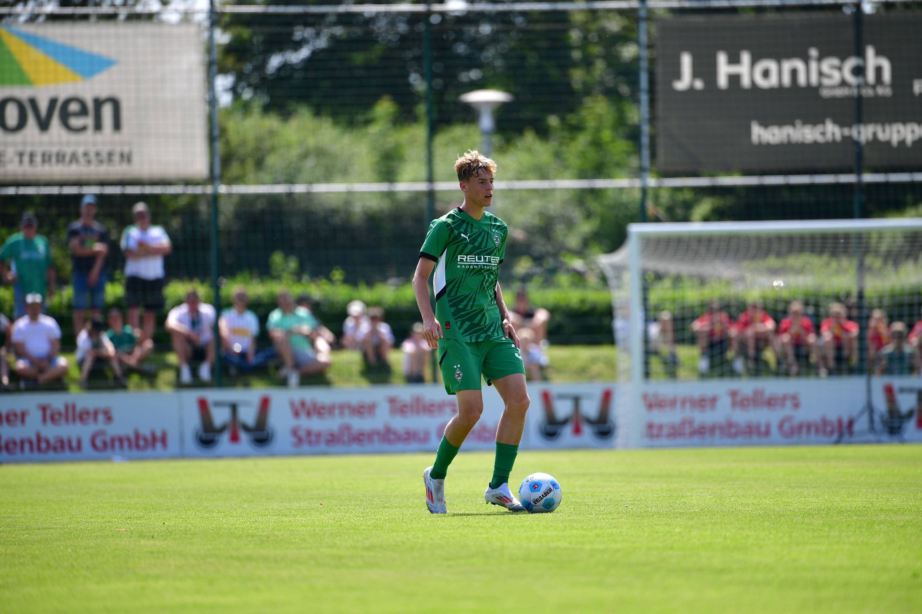 Niklas Swider beim Testspiel-Debüt für die Profis am Ball.