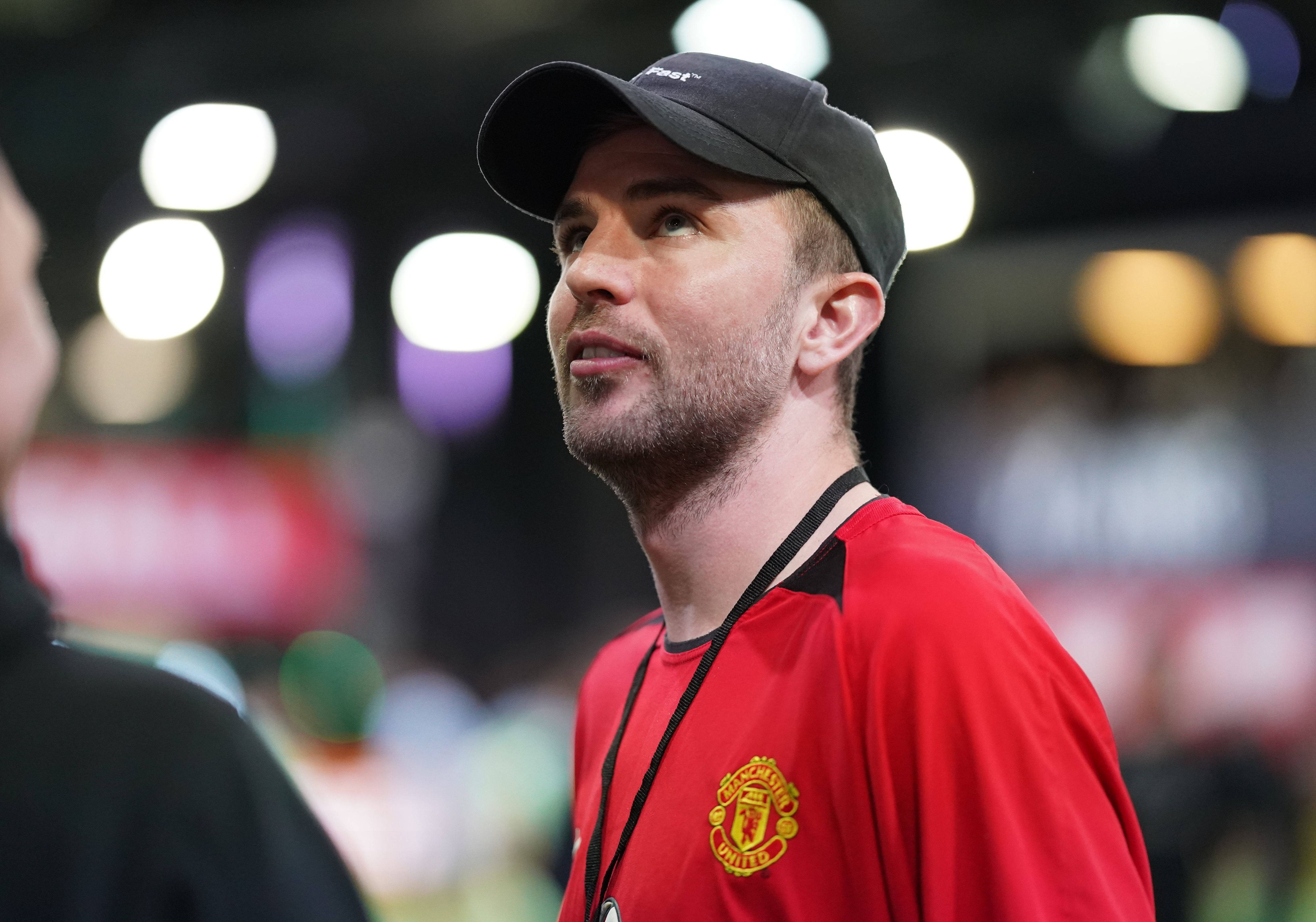 Christoph Kramer trägt bei der Baller League ein Trikot von Manchester United.