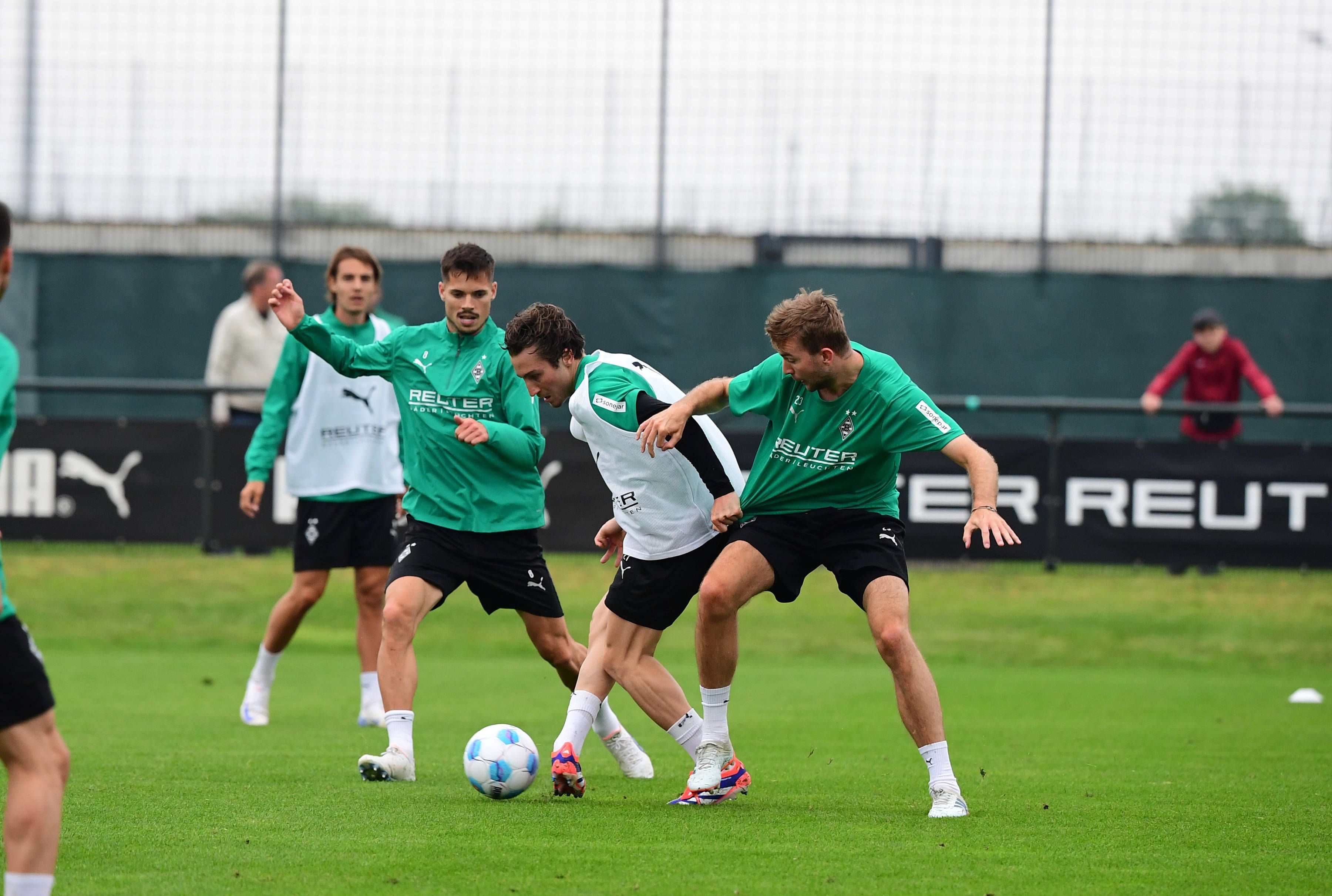 Rocco Reitz im Zweikampf mit Christoph Kramer.