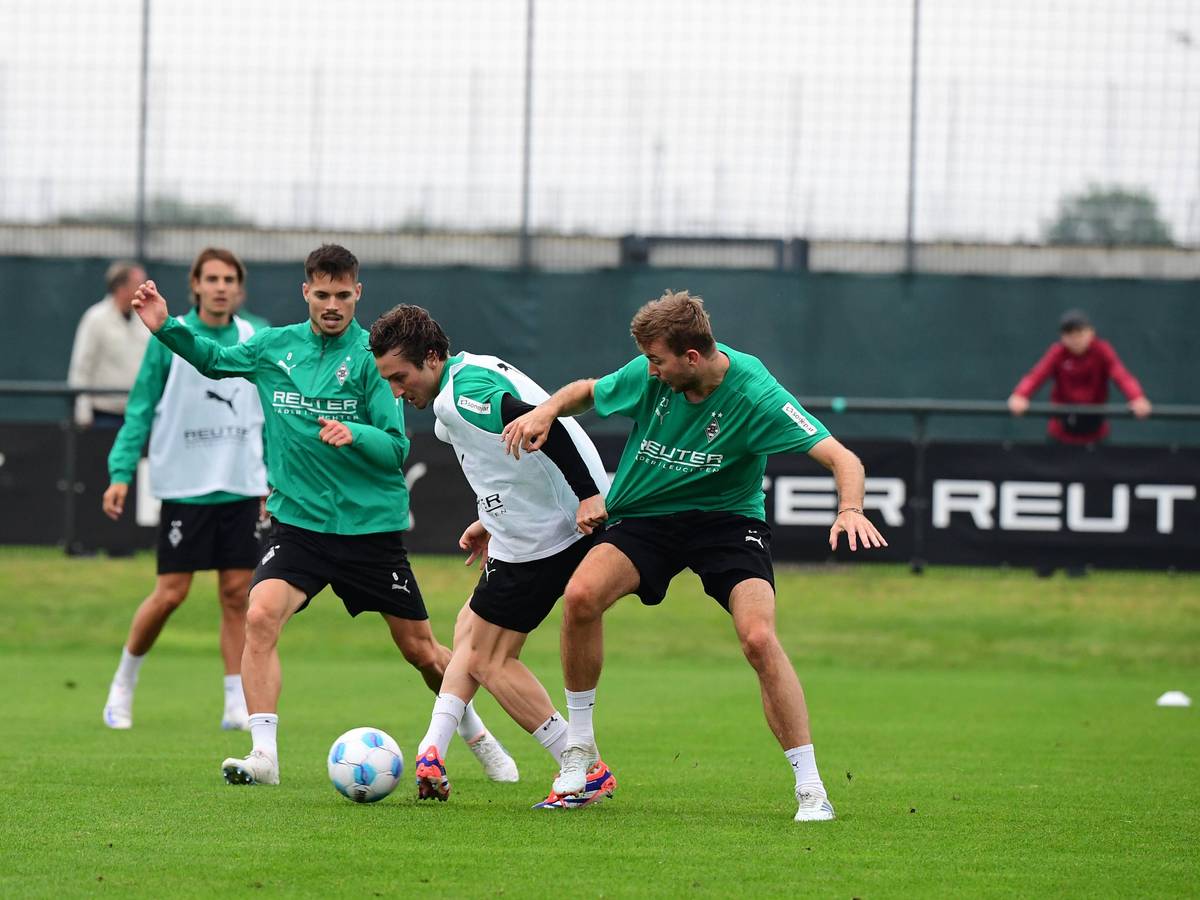 Rocco Reitz im Zweikampf mit Christoph Kramer.