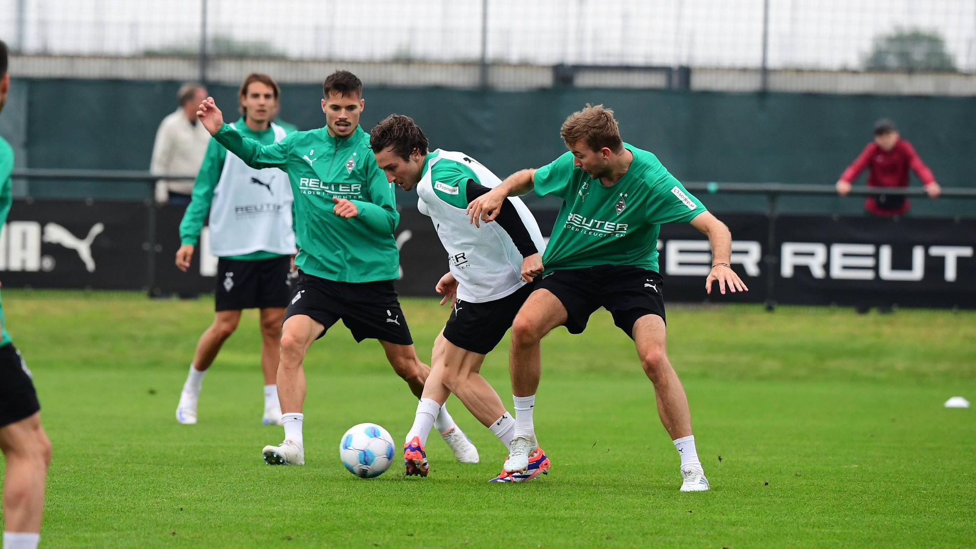 Rocco Reitz im Zweikampf mit Christoph Kramer.