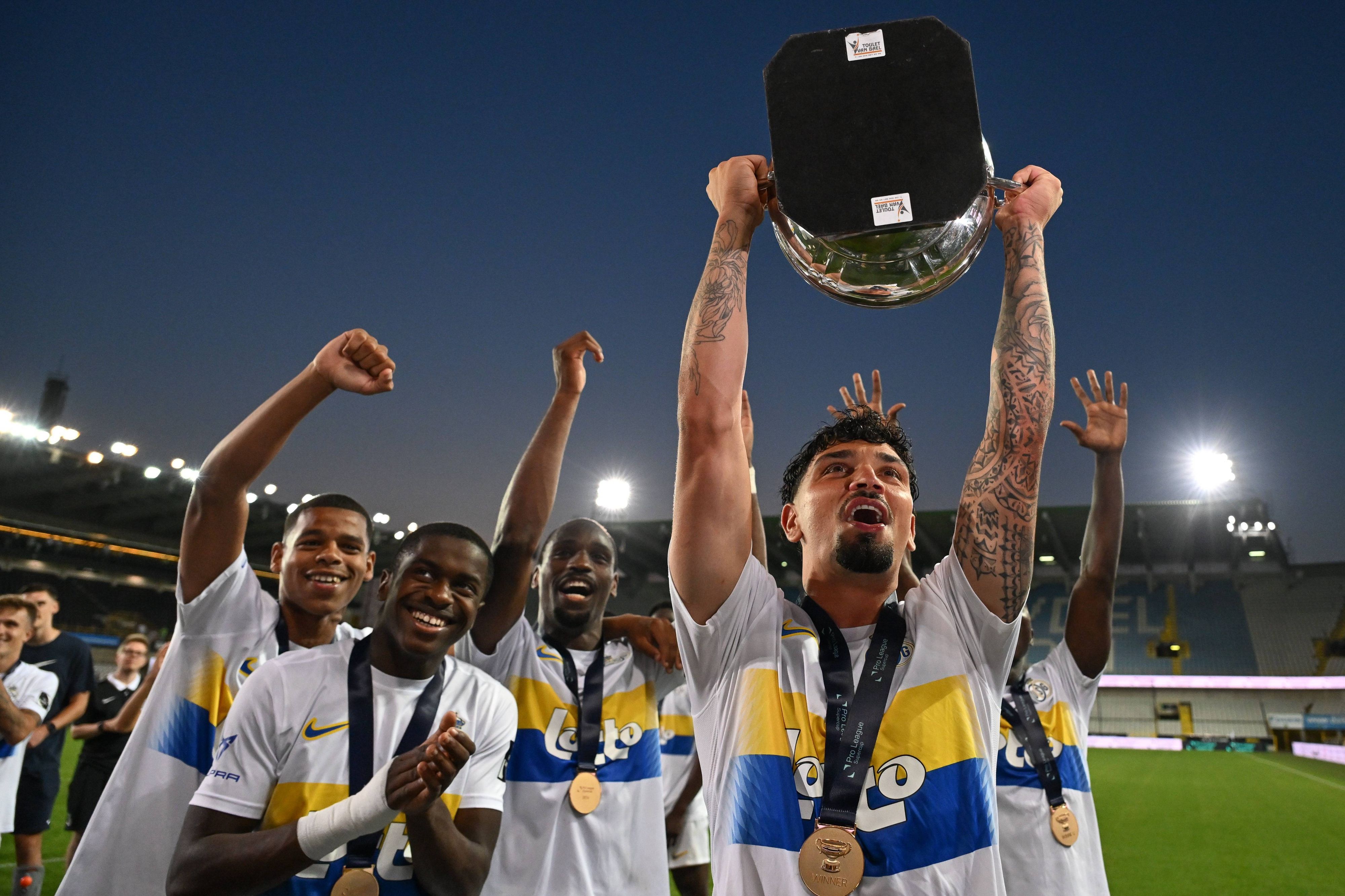 Cameron Puertas hält den belgischen Pokal in der Hand.