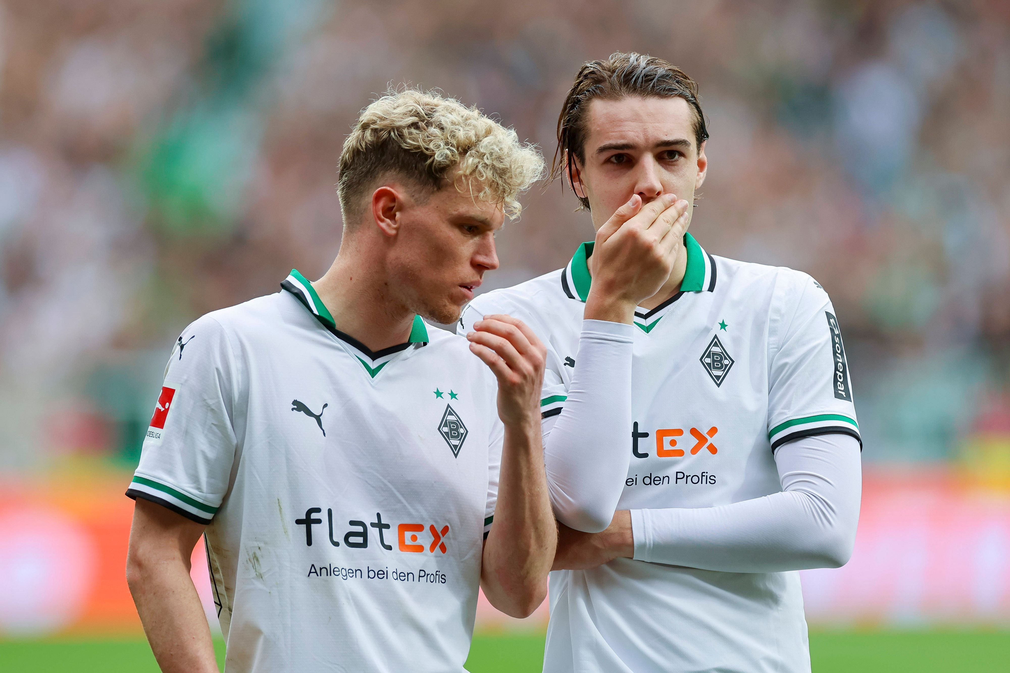 Robin Hack und Florian Neuhaus unterhalten sich nach einem Spiel auf dem Platz.