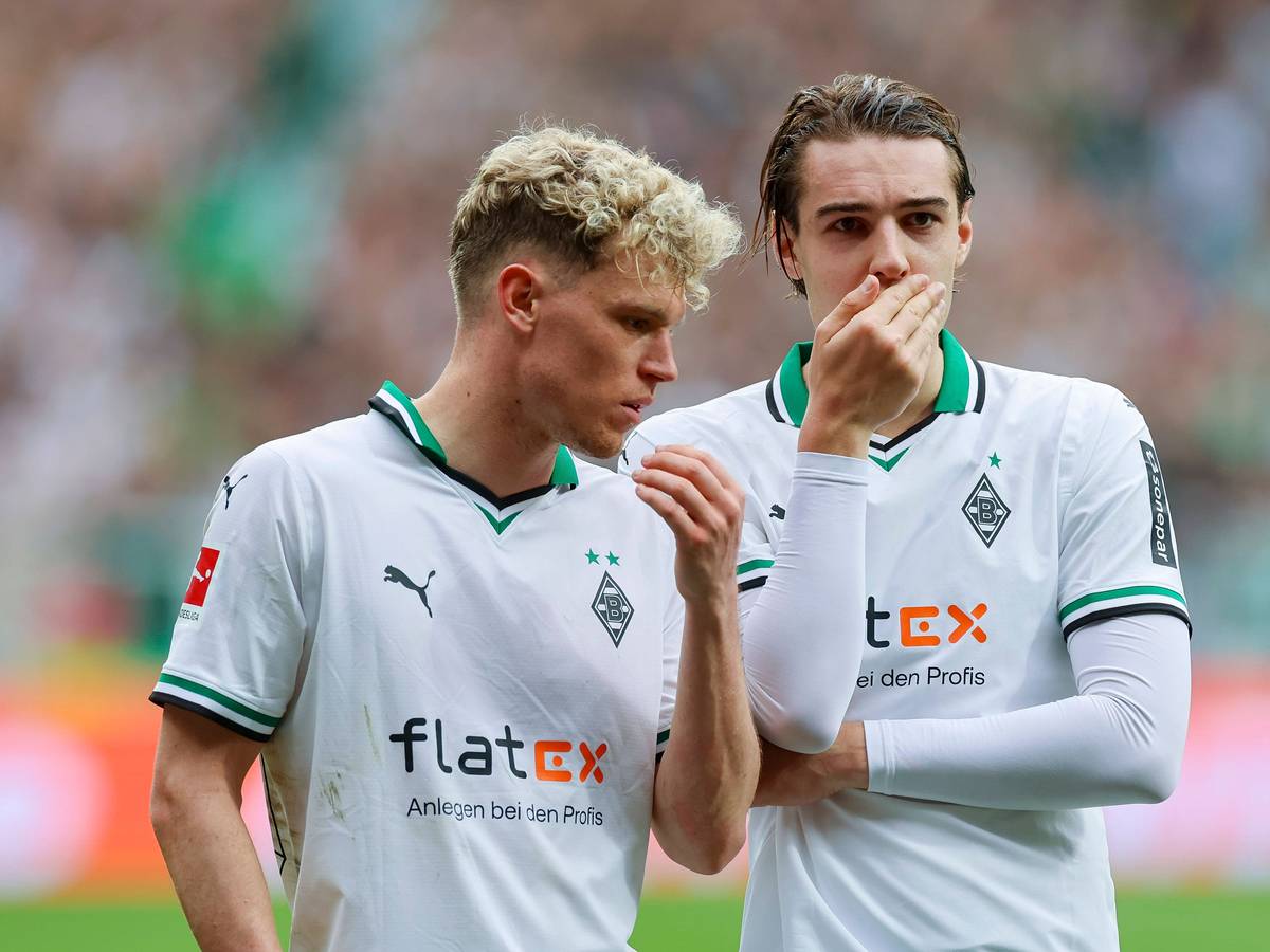 Robin Hack und Florian Neuhaus unterhalten sich nach einem Spiel auf dem Platz.