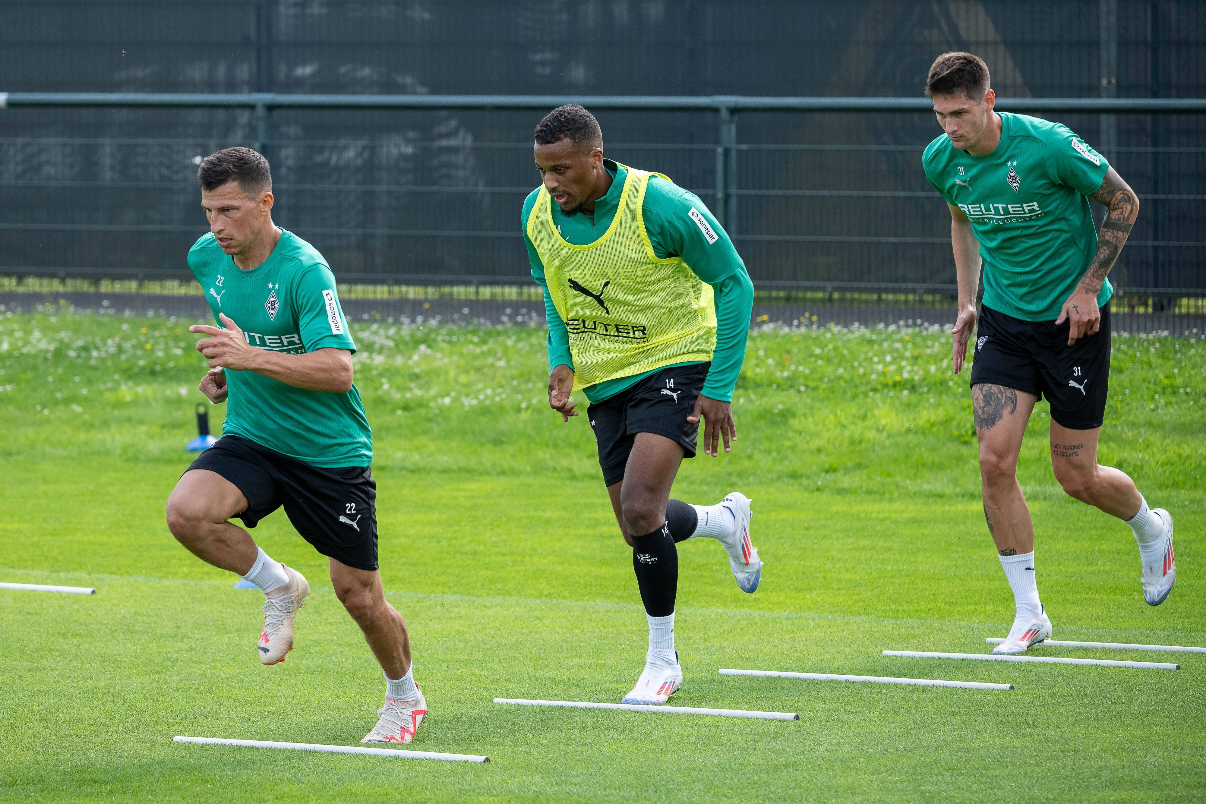 Stefan Lainer, Alassane Plea und Tomas Cvancara bei einer Trainingseinheit.