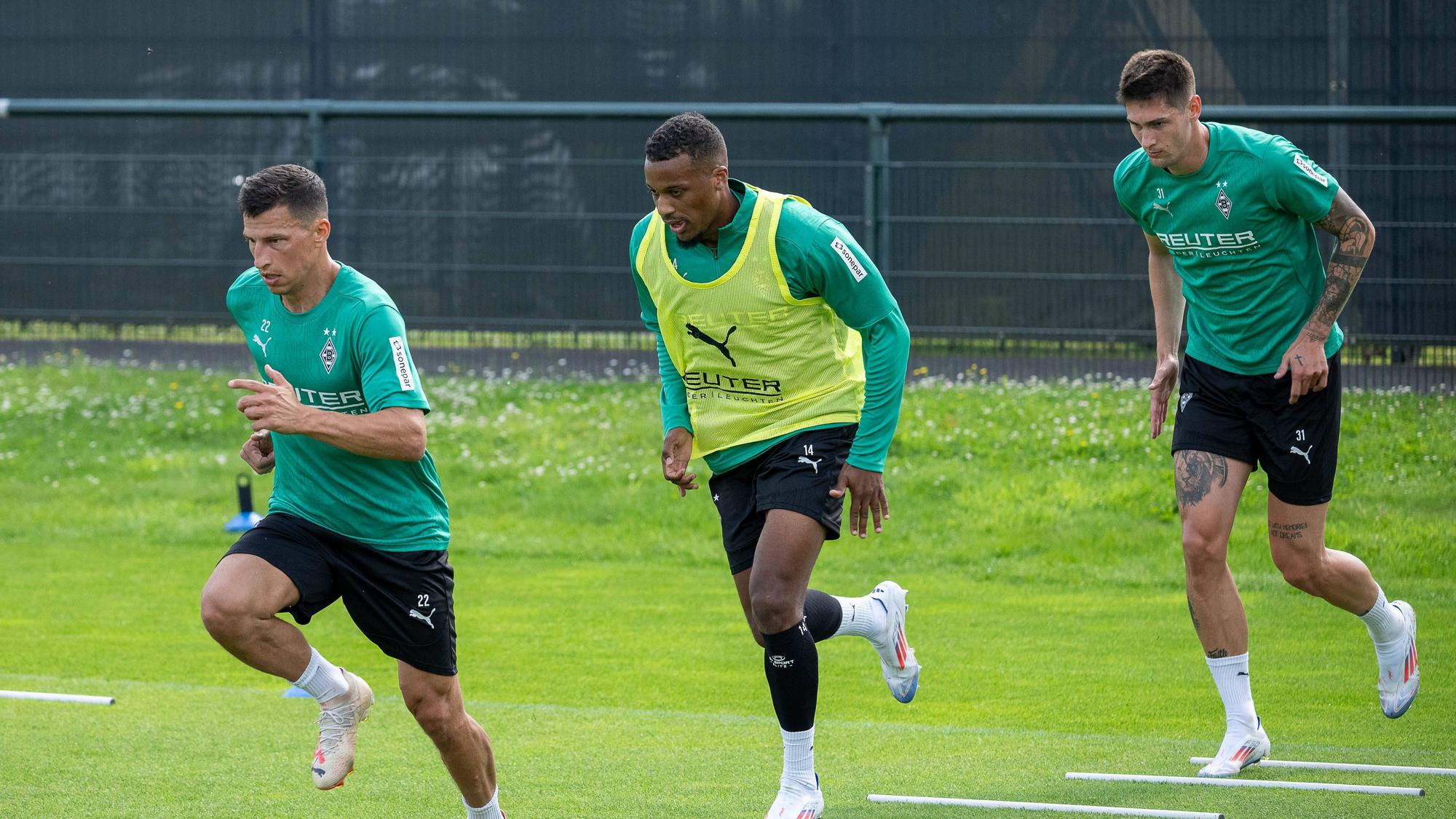 Stefan Lainer, Alassane Plea und Tomas Cvancara bei einer Trainingseinheit.