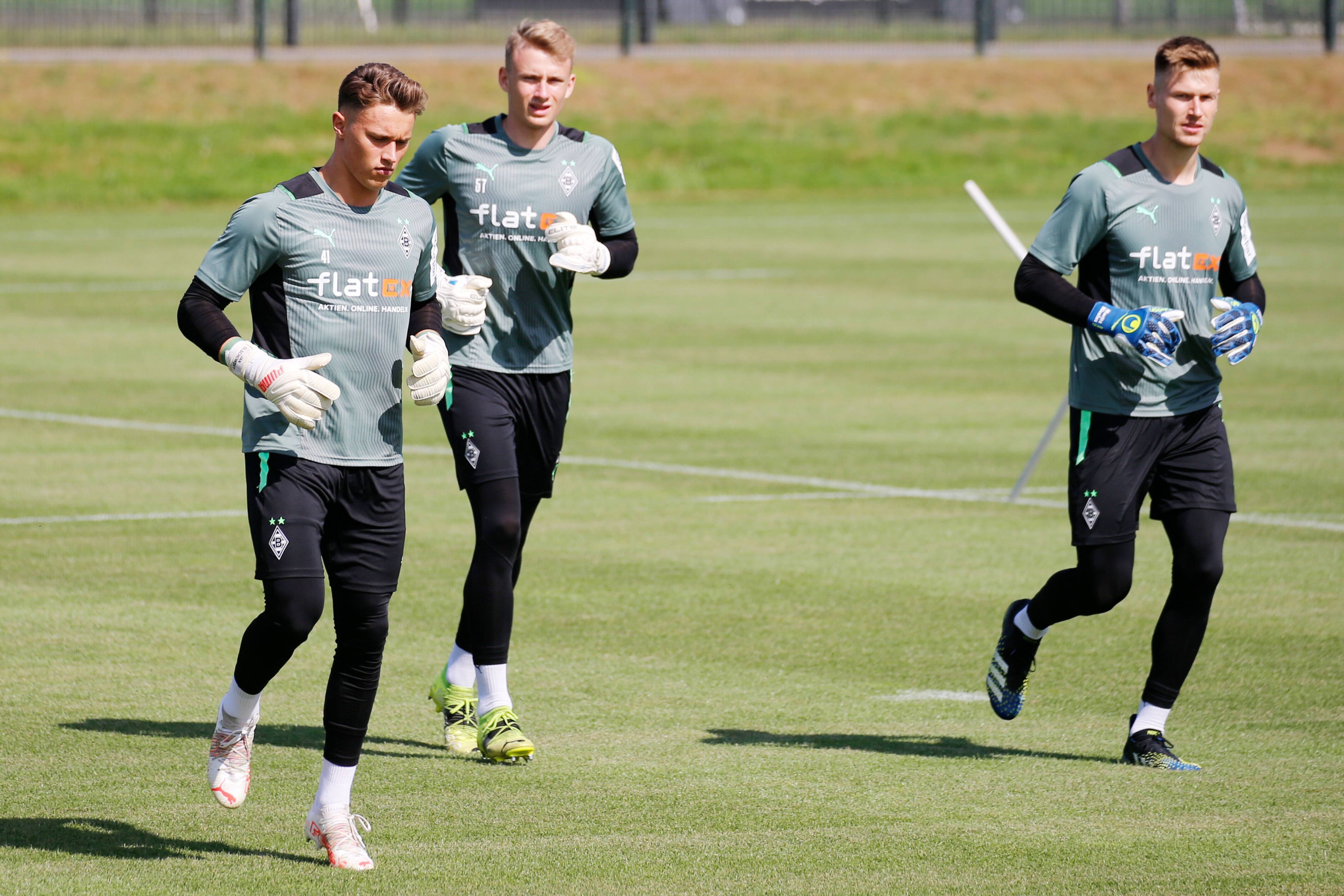 Jan Olschowsky (l.) beim Torwart-Training.