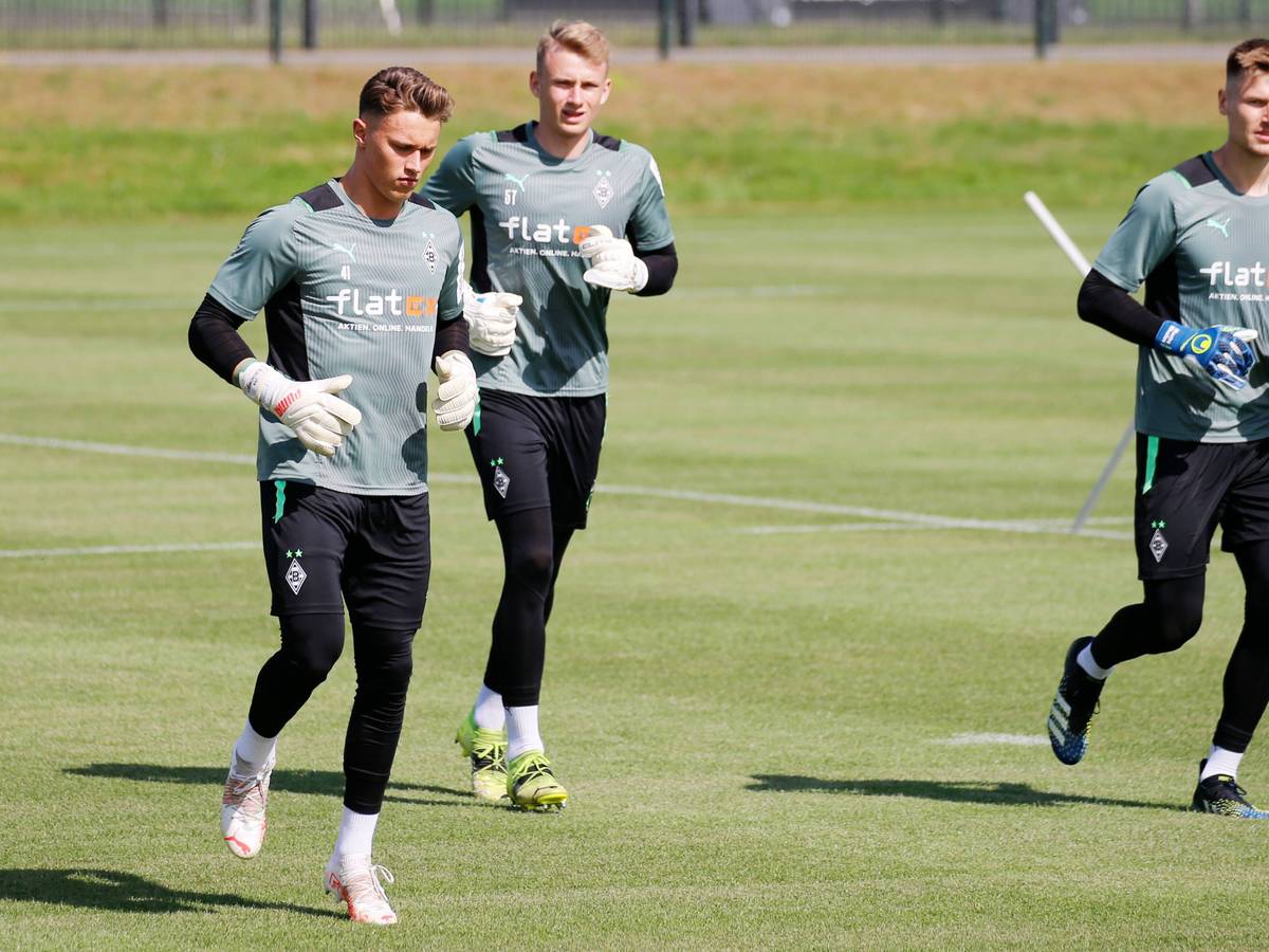 Jan Olschowsky (l.) beim Torwart-Training.