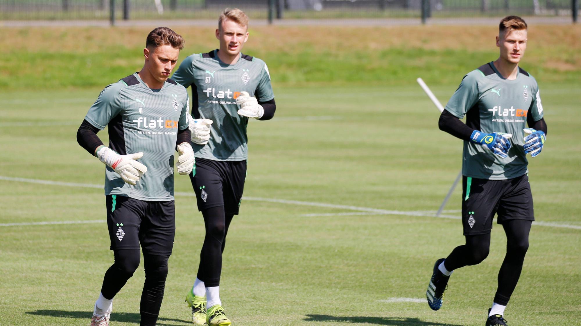 Jan Olschowsky (l.) beim Torwart-Training.