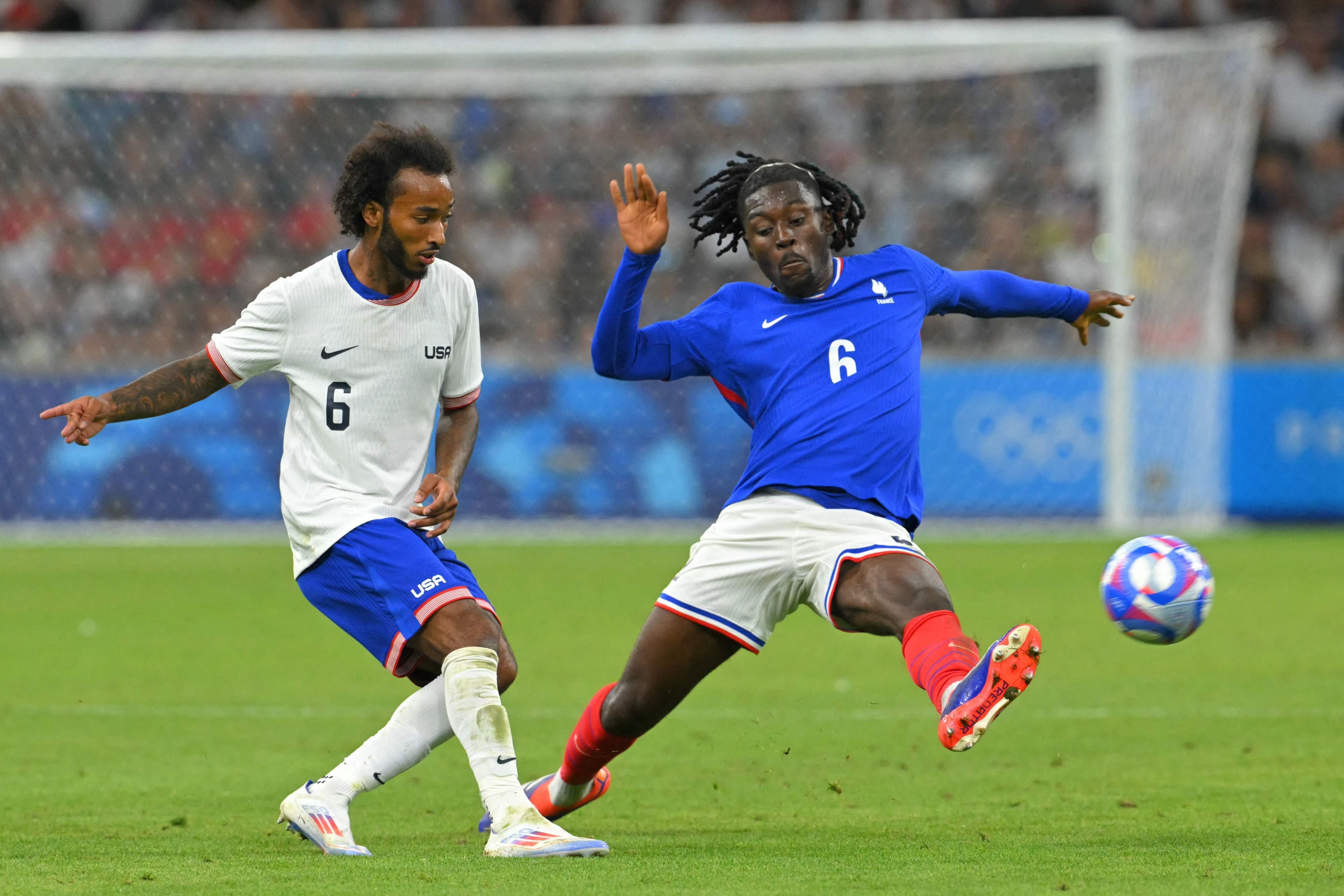 Manu Kone im Duell mit dem US-Amerikaner Gianluca Busio.