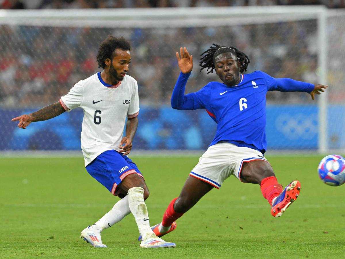 Manu Kone im Duell mit dem US-Amerikaner Gianluca Busio.
