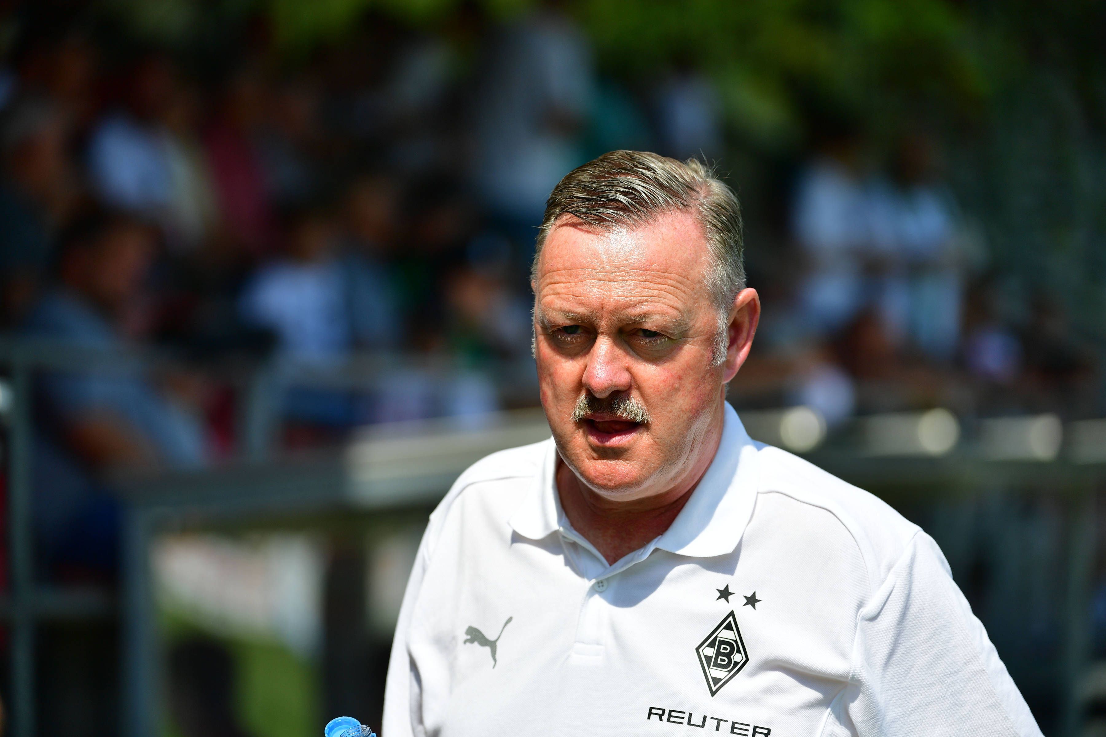 Roland Virkus beim Testspiel gegen den FC Wegberg-Beeck mit ernstem Blick.