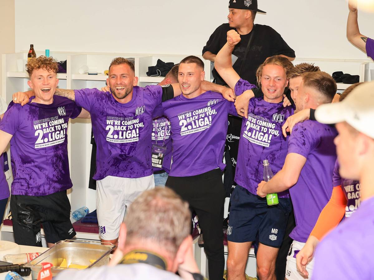René Flägel feiert den Aufstieg des VfL Osnabrücks in die 2. Liga.