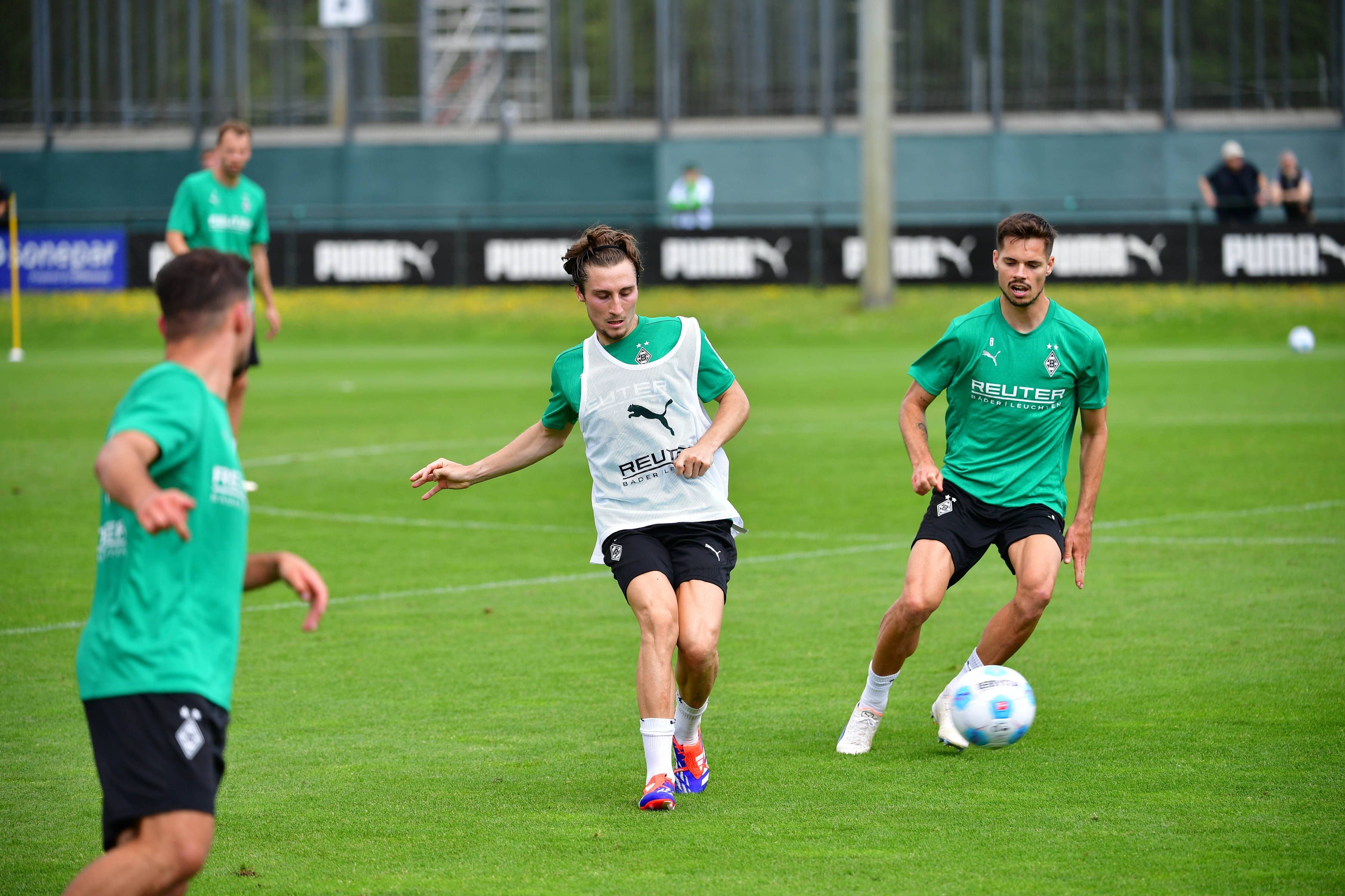 Rocco Reitz und Julian Weigl beim Training im Kampf um den Ball.