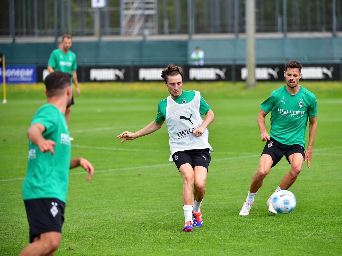 Rocco Reitz und Julian Weigl beim Training im Kampf um den Ball.