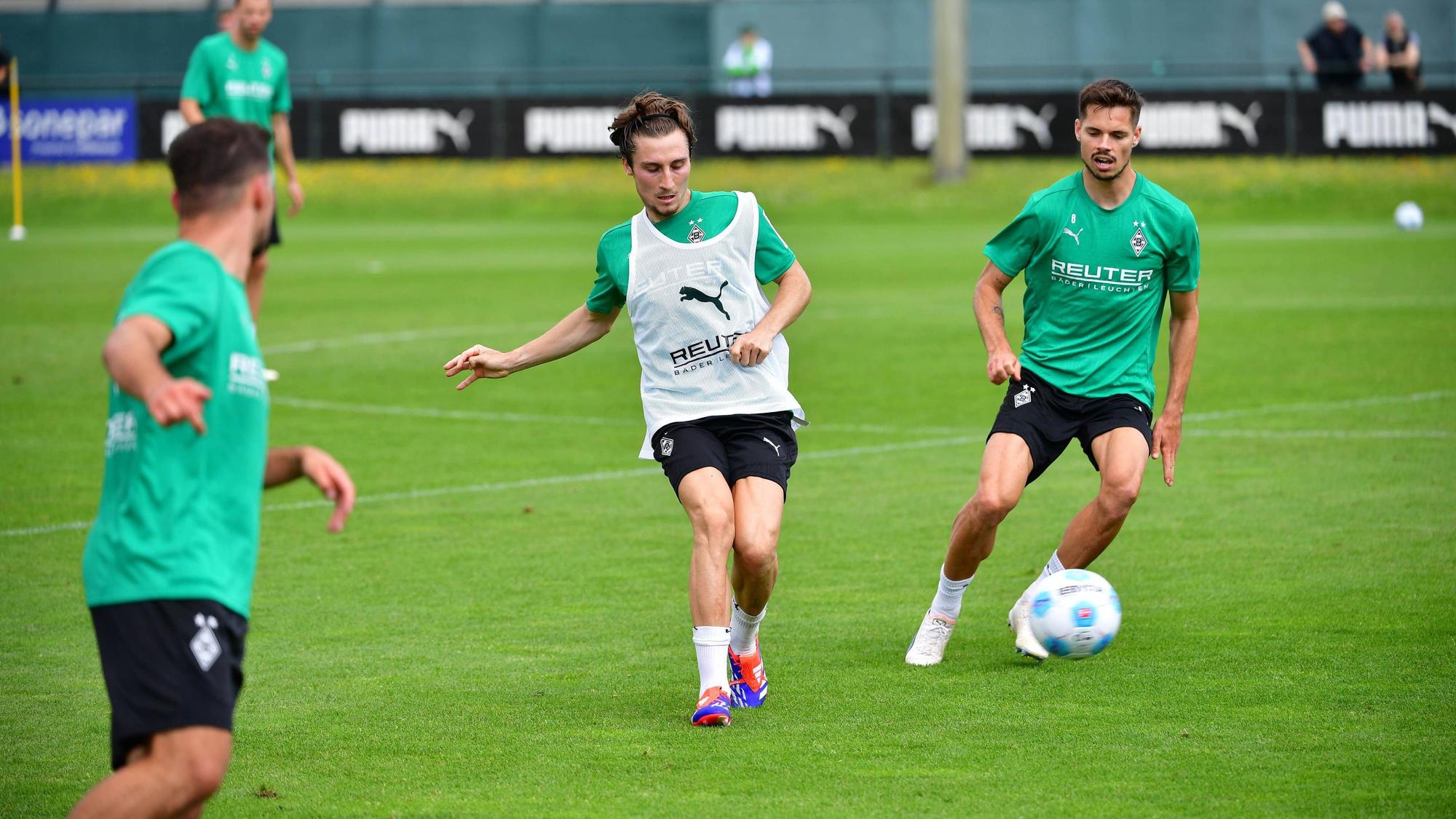 Rocco Reitz und Julian Weigl beim Training im Kampf um den Ball.