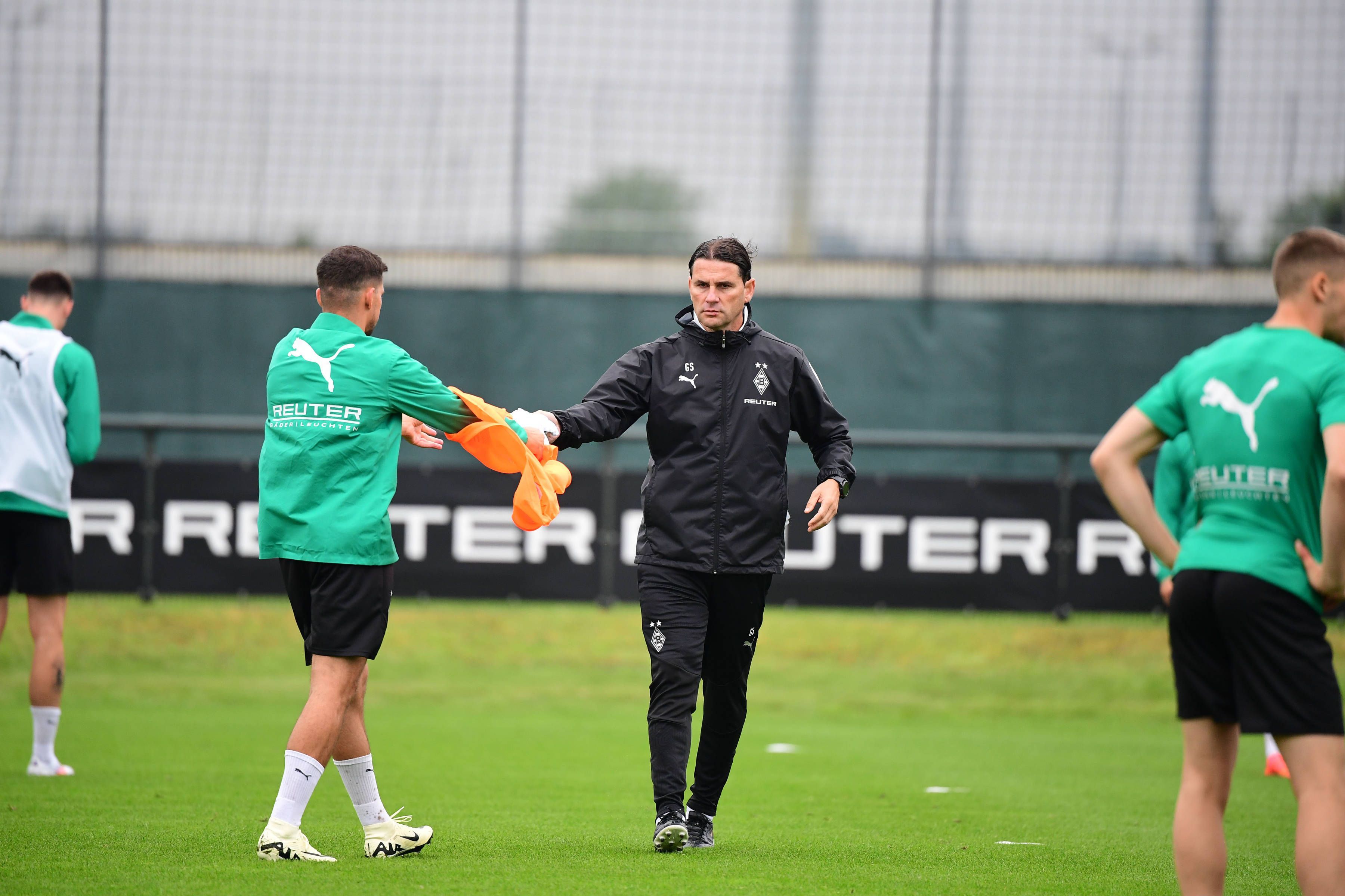 Gerardo Seoane verteilt ein Leibchen an Kevin Stöger.