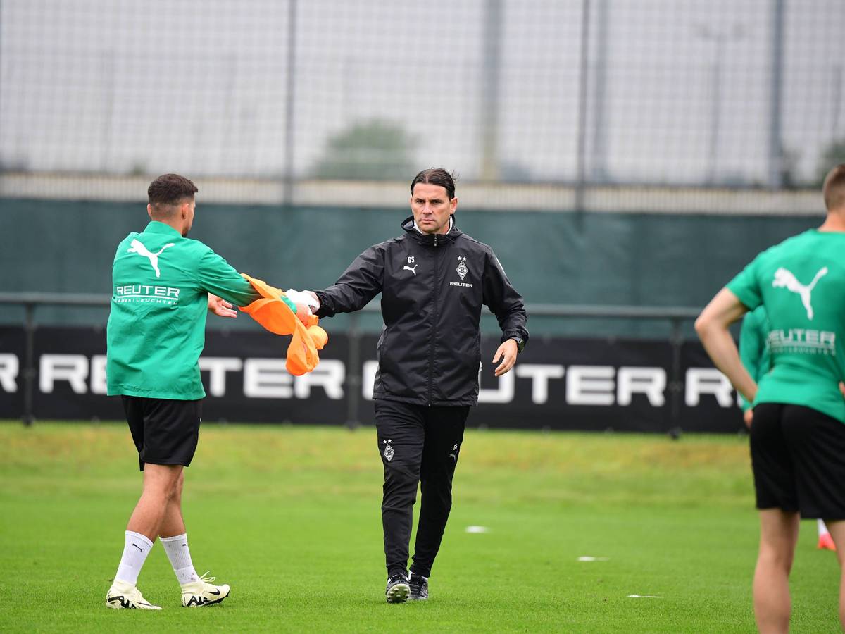 Gerardo Seoane verteilt ein Leibchen an Kevin Stöger.