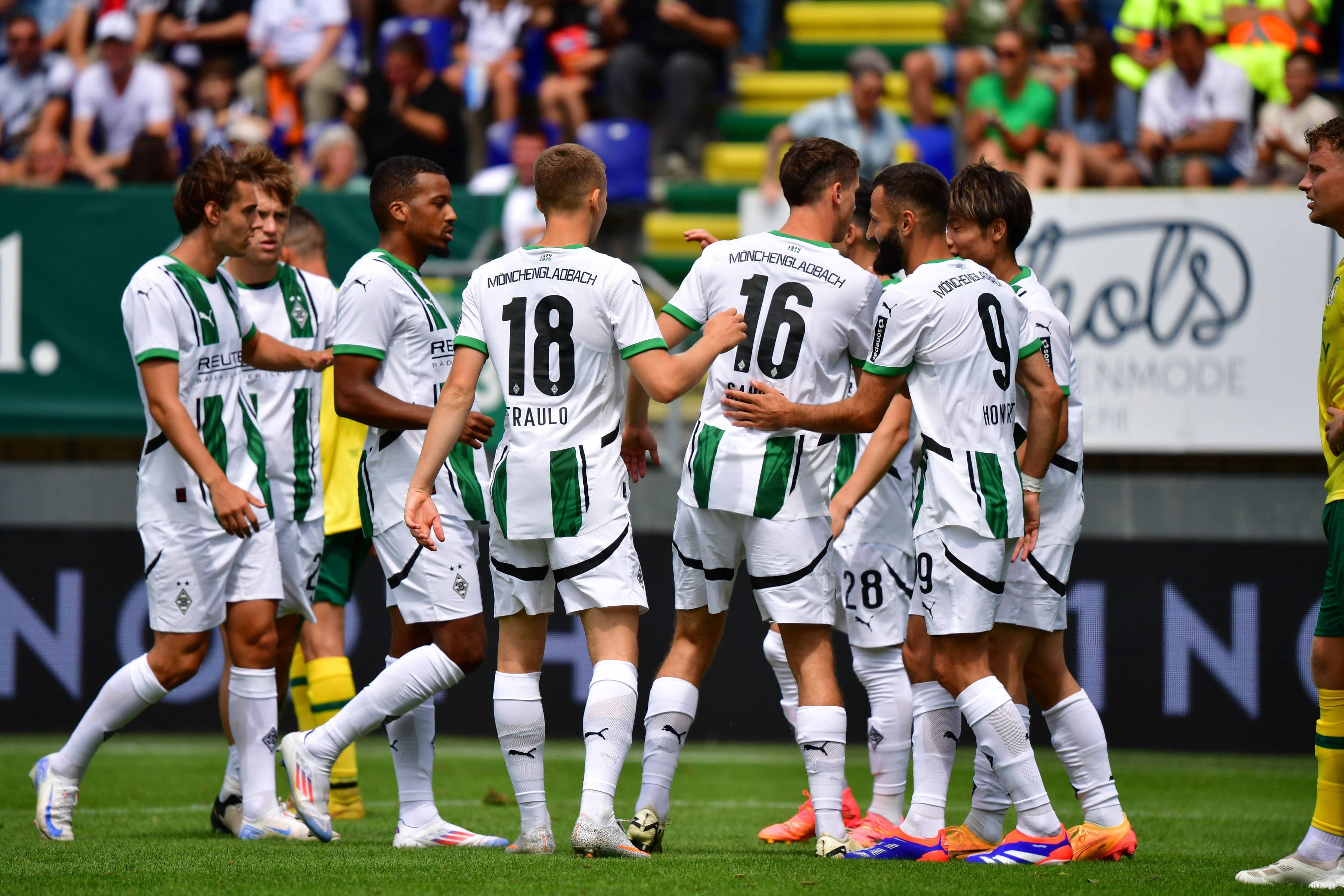 Die Profis von Borussia Mönchengladbach bejubeln einen Sieg.