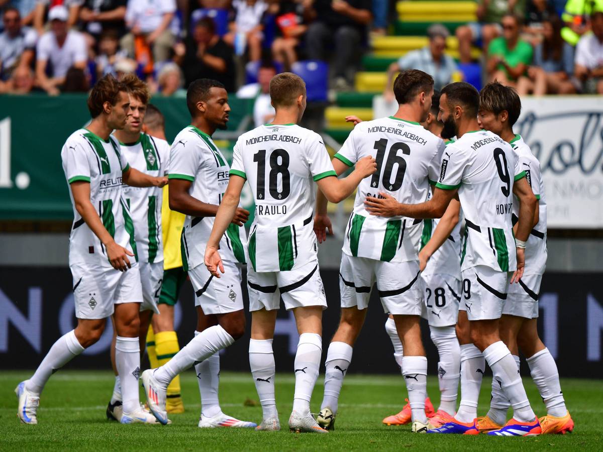 Die Profis von Borussia Mönchengladbach bejubeln einen Sieg.