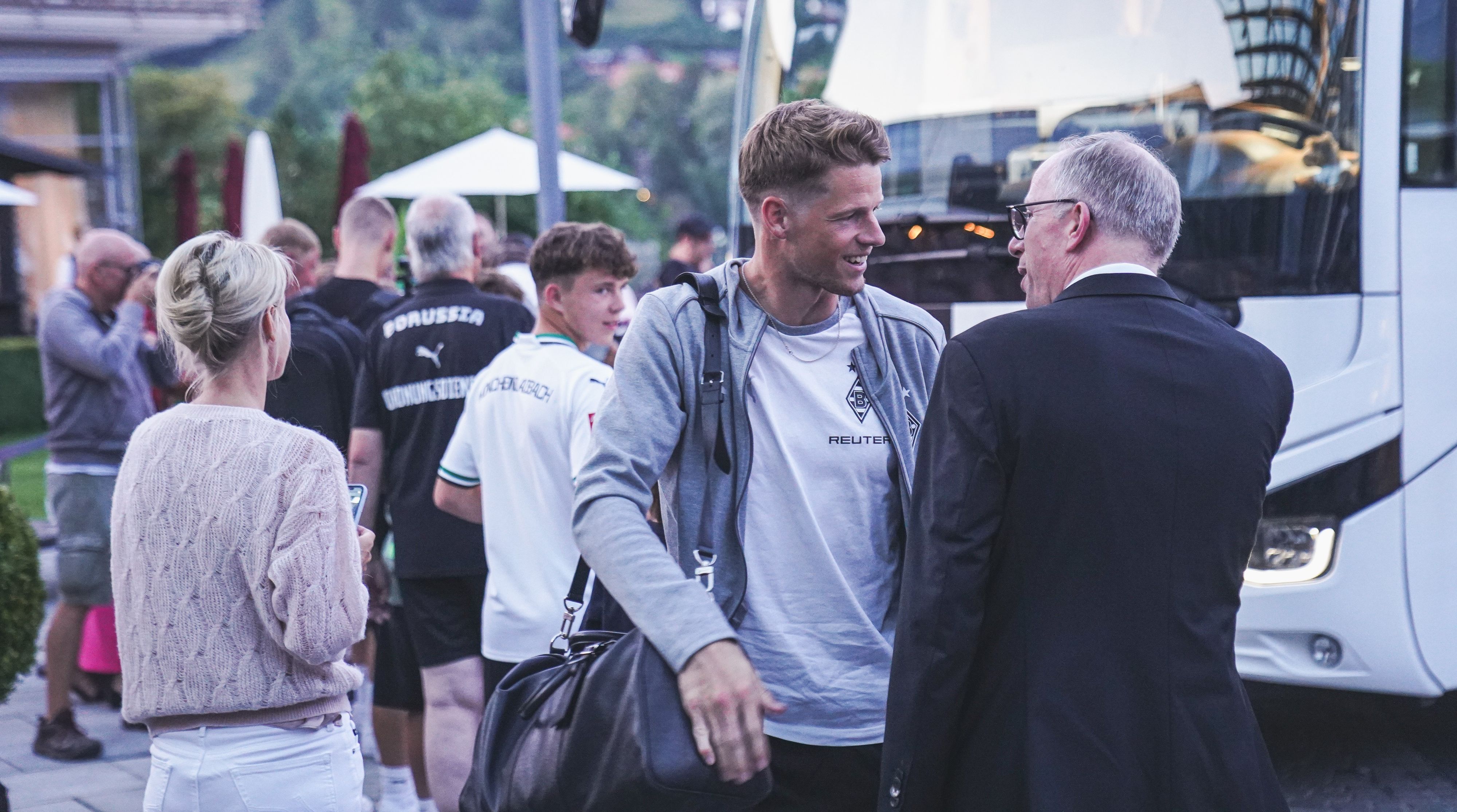 Gladbach-Keeper Jonas Omlin begrüßt Hotel-Manager Michael Braun in Rottach-Egern.