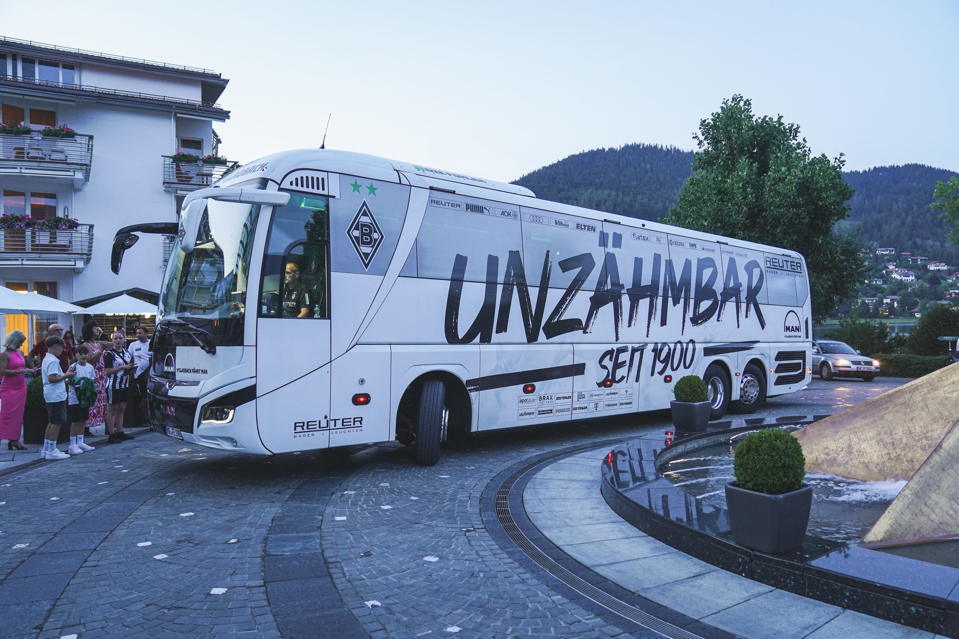 Der Mannschaftsbus von Borussia Mönchengladbach steht am Freitagabend (26. Juli 2024) vor dem Team-Hotel Seehotel Überfahrt in Rottach-Egern.