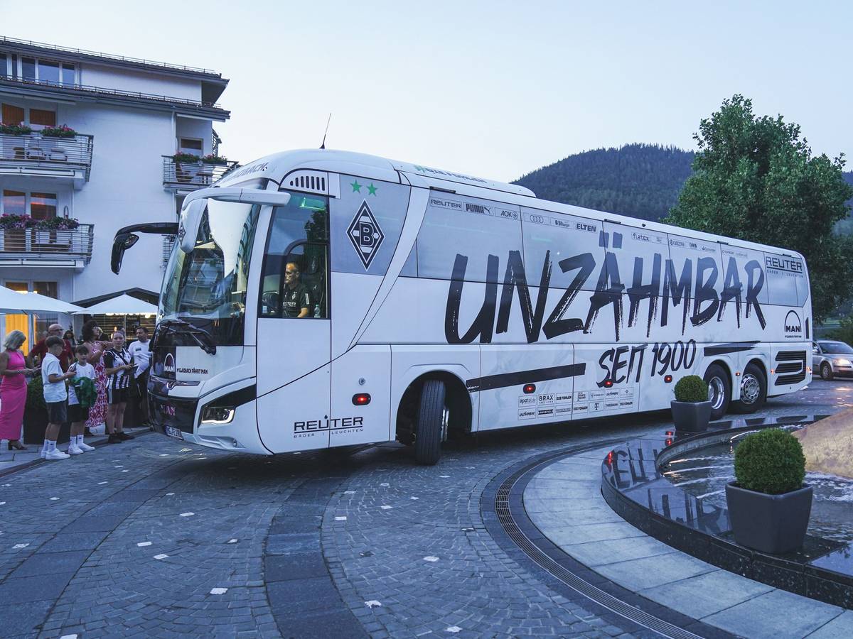 Der Mannschaftsbus von Borussia Mönchengladbach steht am Freitagabend (26. Juli 2024) vor dem Team-Hotel Seehotel Überfahrt in Rottach-Egern.