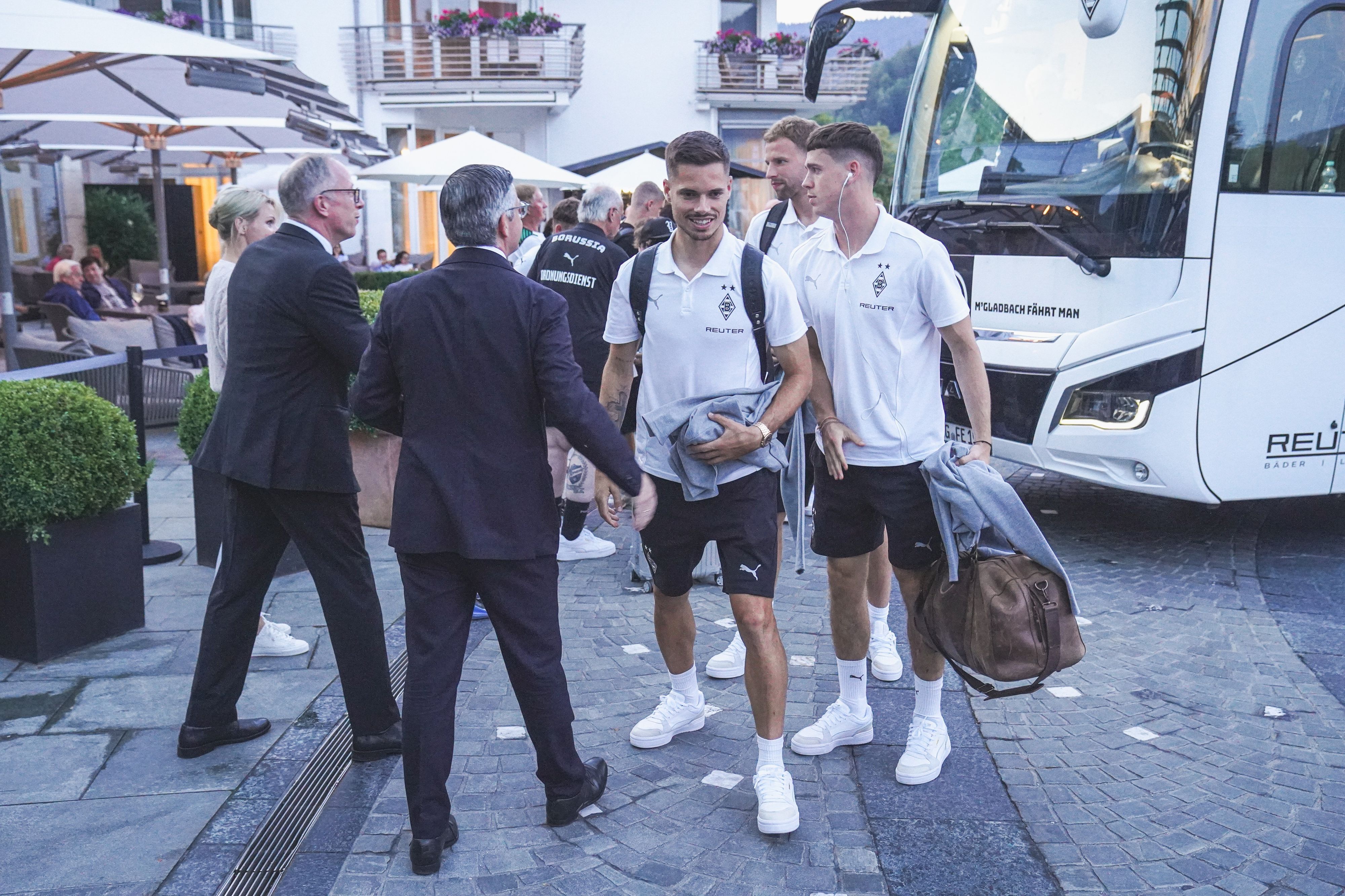 Julian Weigl, Marvin Friedrich und Philipp Sander kommen am Hotel in Rottach-Egern an.