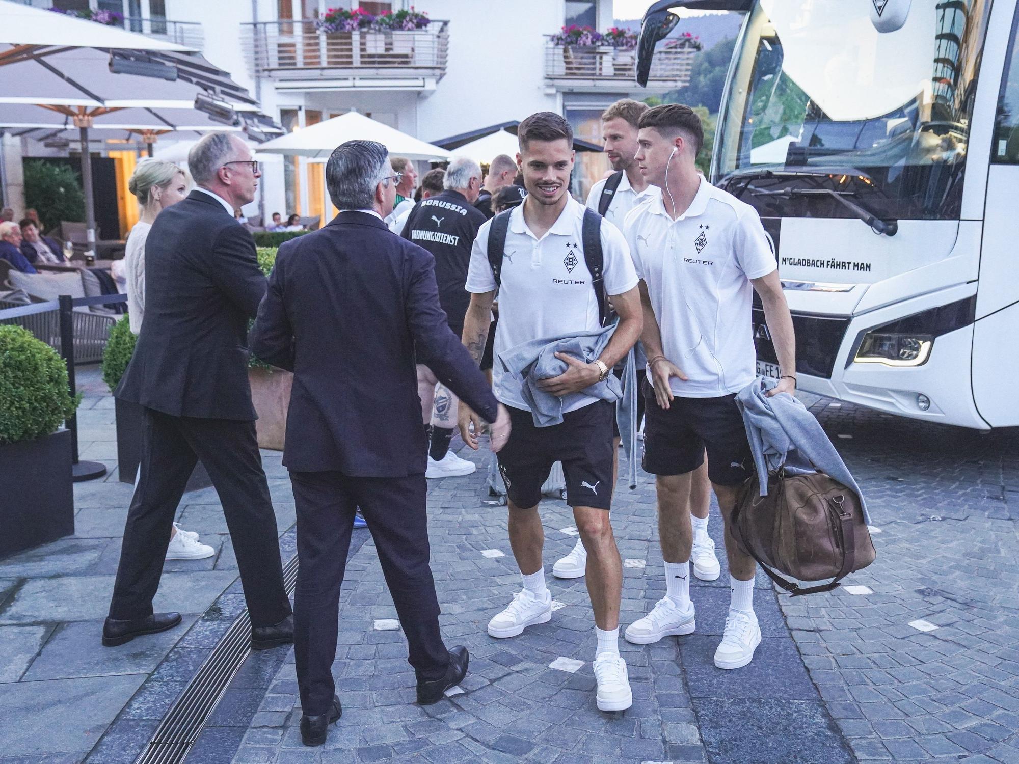 Julian Weigl, Marvin Friedrich und Philipp Sander kommen am Hotel in Rottach-Egern an.