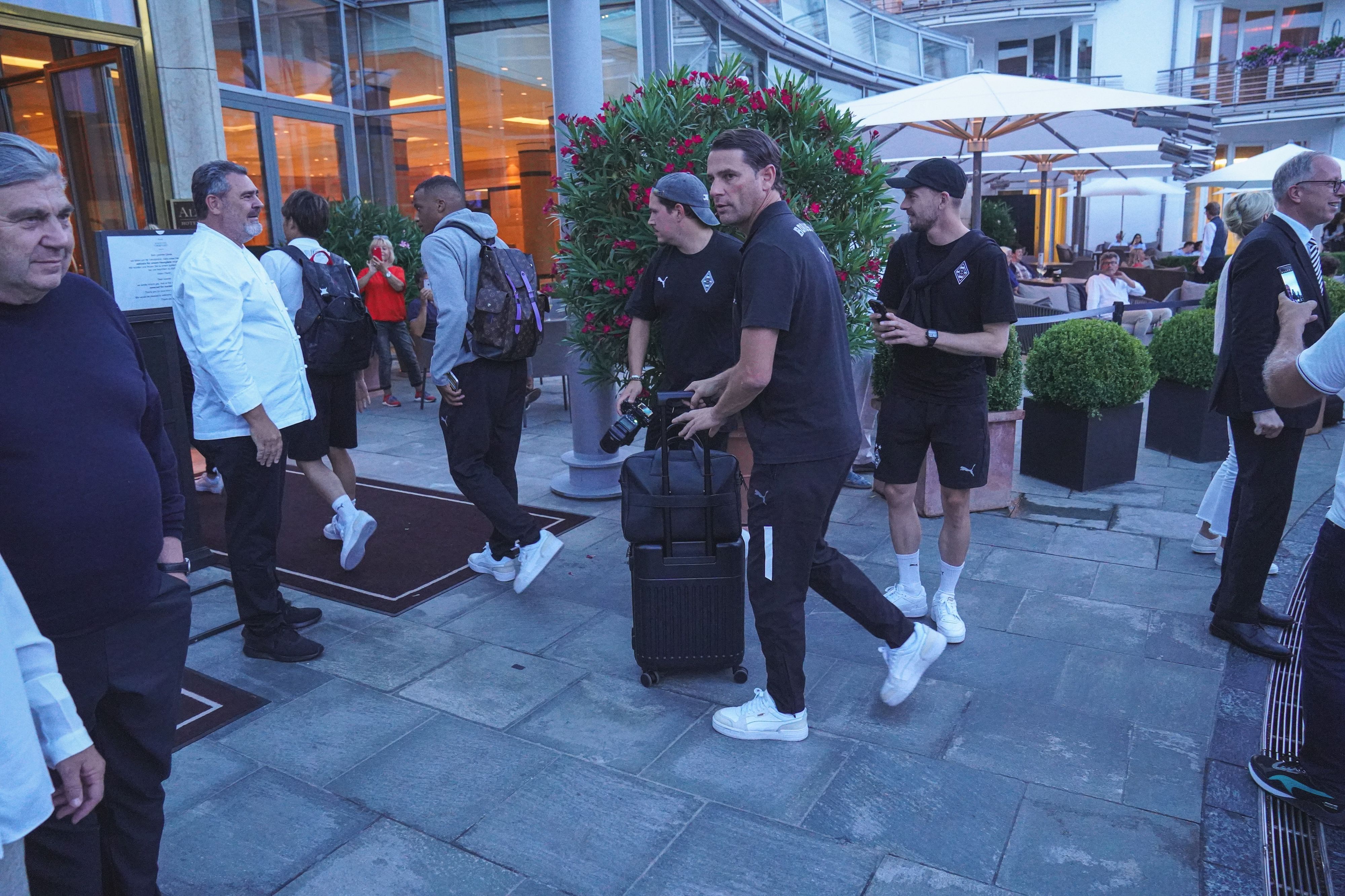 Borussia-Coach Gerardo Seoane läuft ins Hotel in Rottach-Egern.