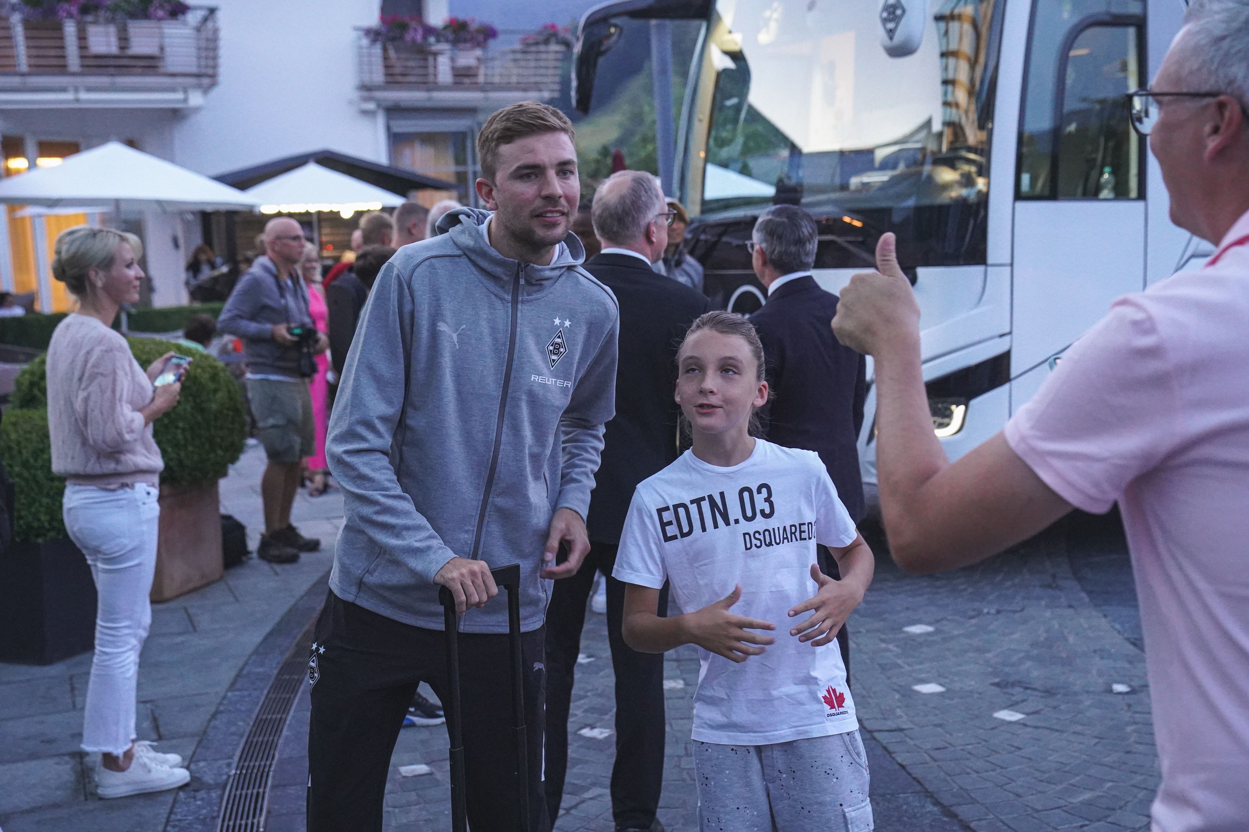 Gladbachs Christoph Kramer posiert mit einem jungen Fan für ein Foto.