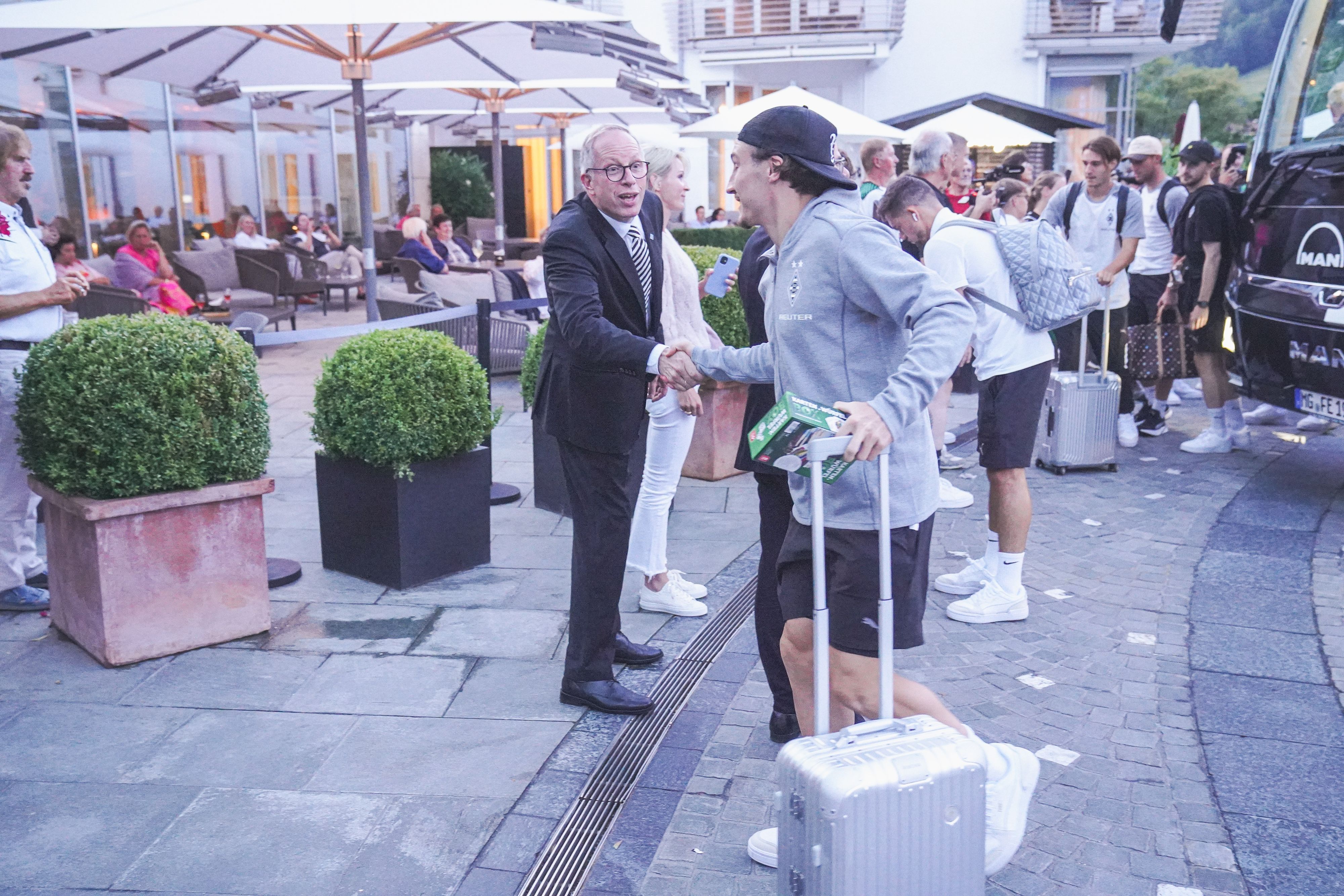 Borussia Mönchengladbachs Rocco Reitz begrüßt Hotel-Manager Michael Braun in Rottach-Egern.