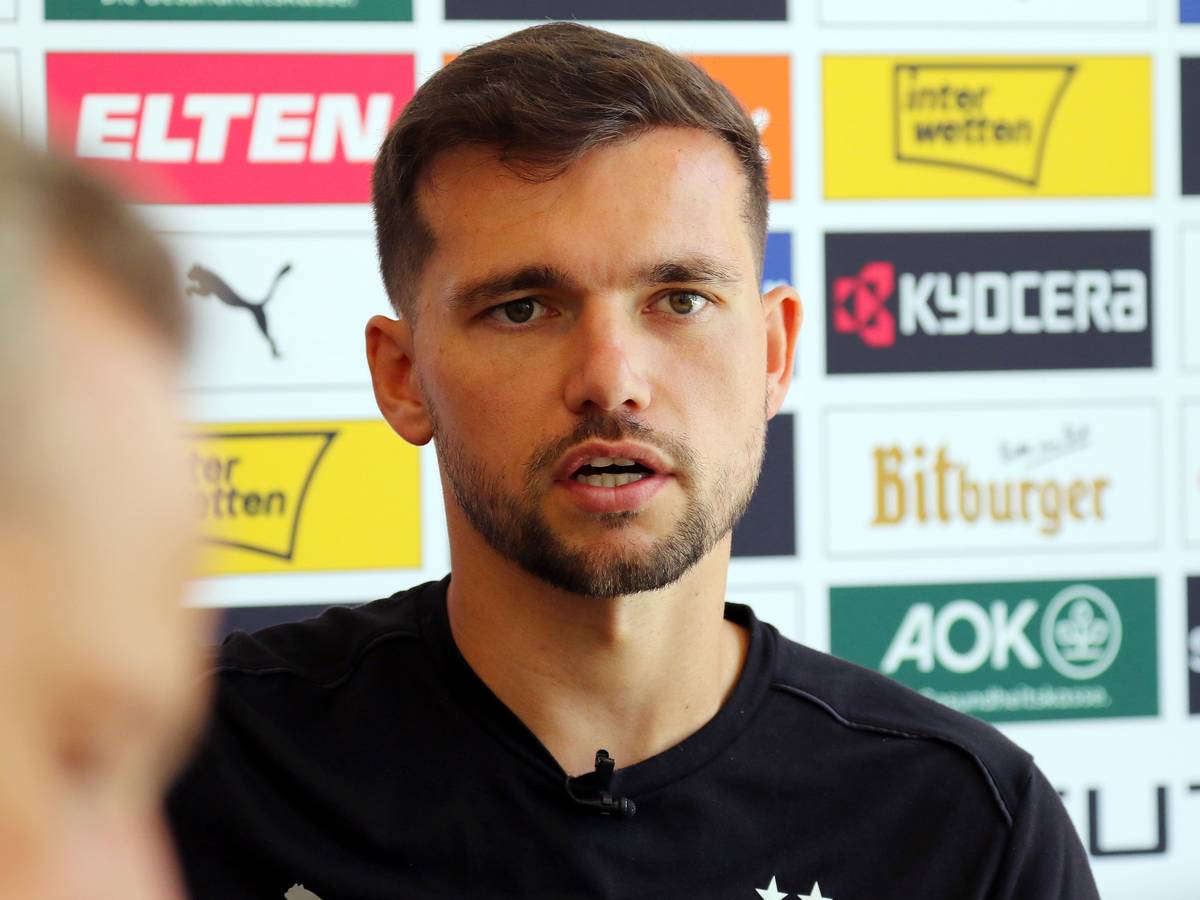 Borussia Mönchengladbachs Kevin Stöger spricht bei einer Medienrunde in Rottach-Egern.