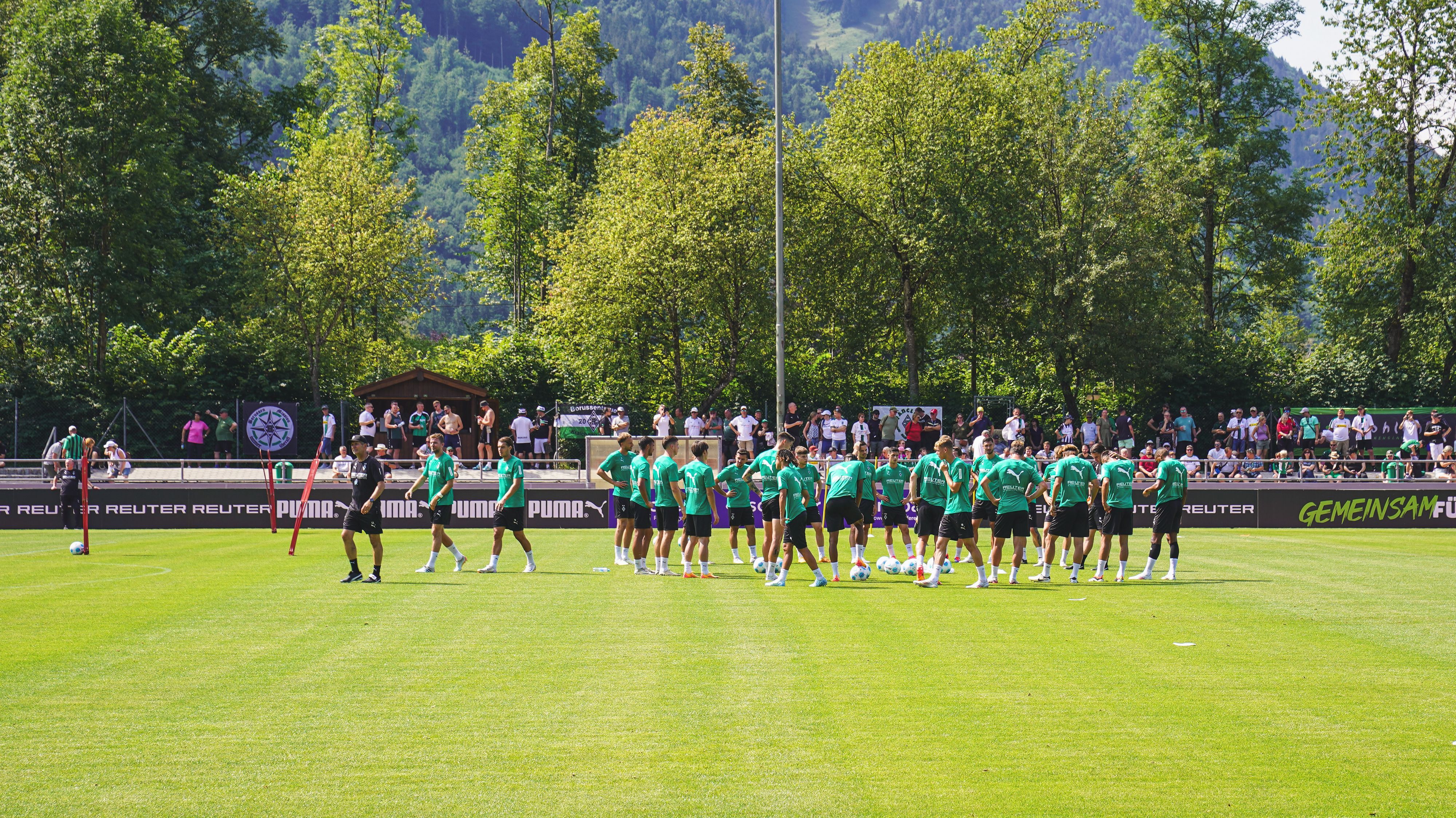Die Spieler von Borussia Mönchengladbach stehen auf dem Trainingsplatz zusammen.