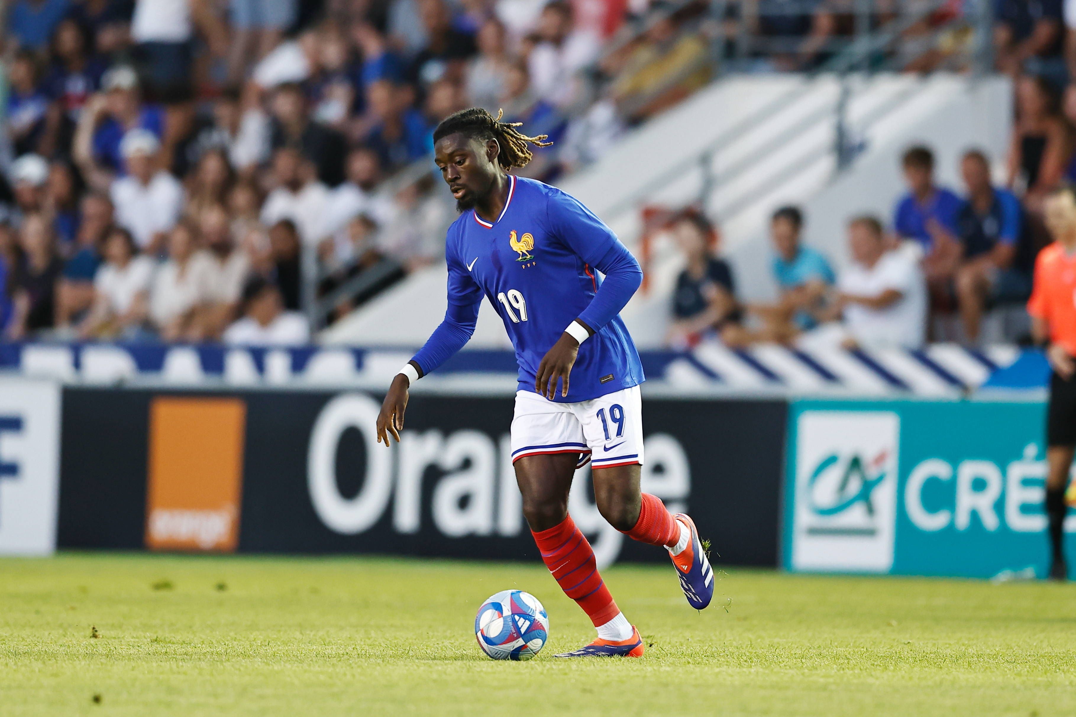 Frankreichs Manu Koné führt den Ball im Spiel gegen Japan.