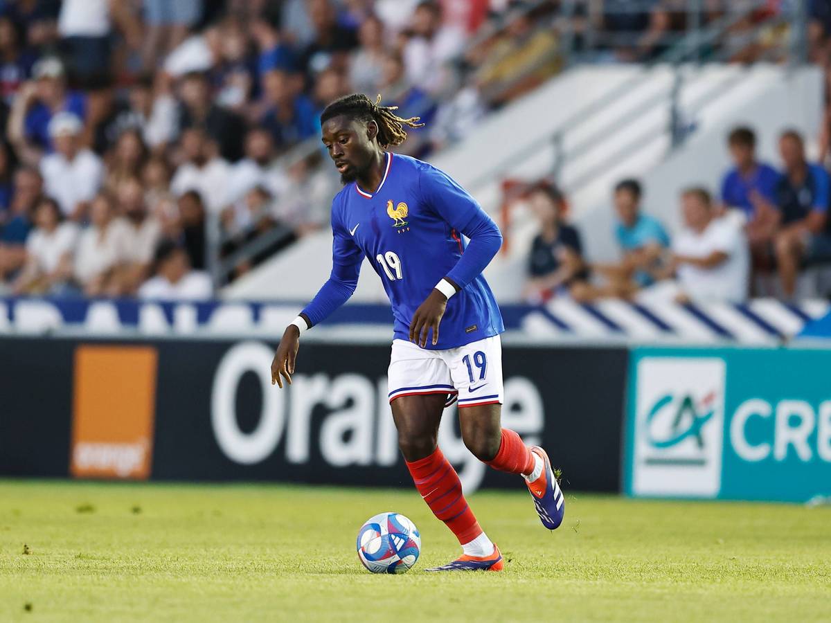 Frankreichs Manu Koné führt den Ball im Spiel gegen Japan.