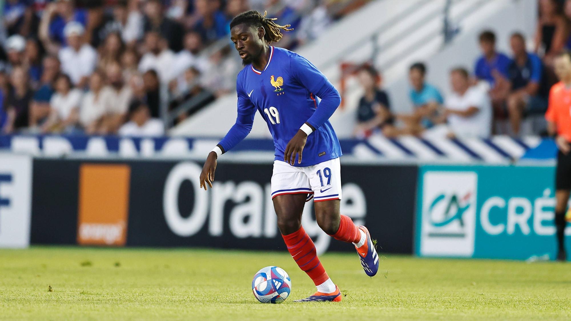Frankreichs Manu Koné führt den Ball im Spiel gegen Japan.