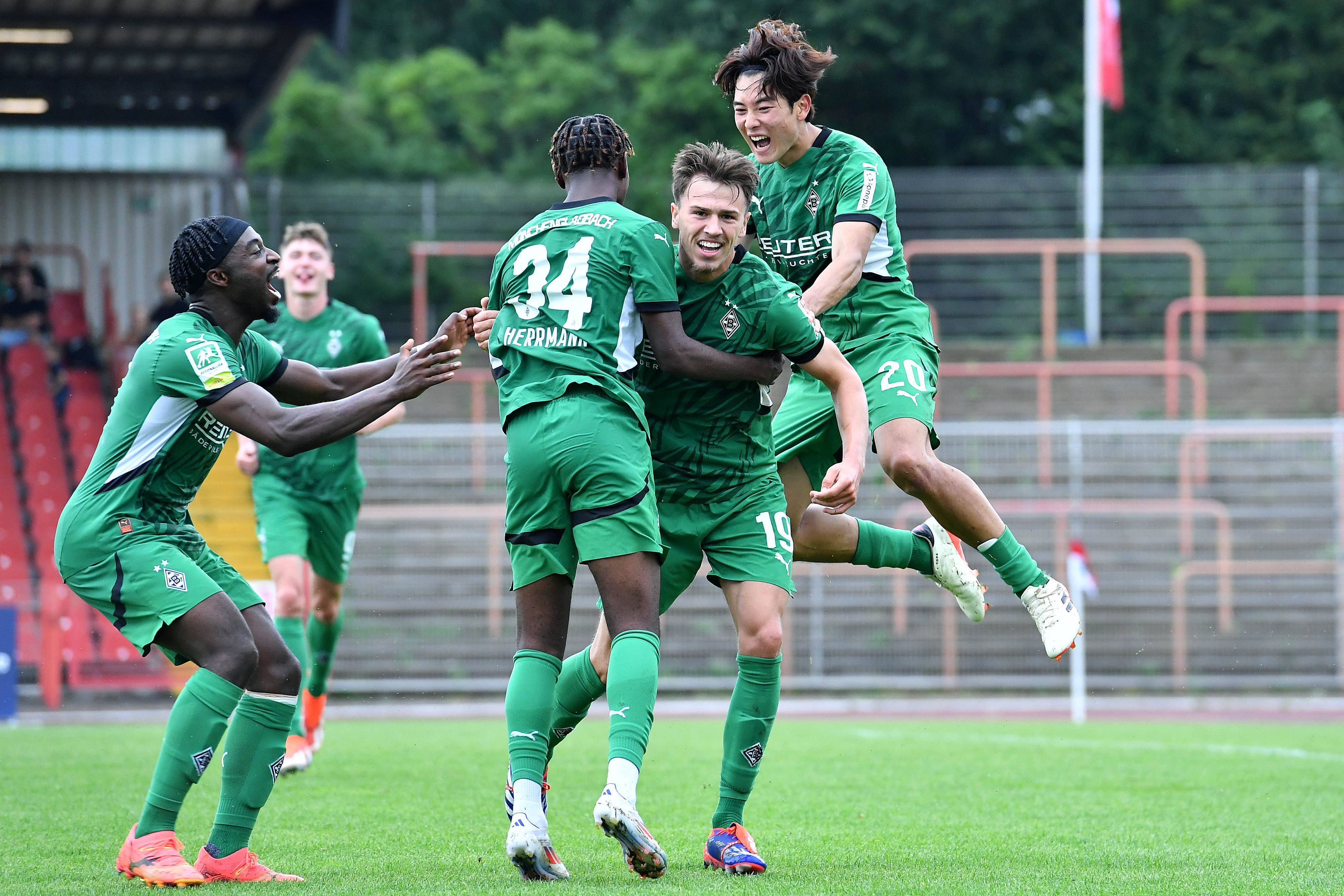 Borussia Mönchengladbachs Noah Pesch wird von seinen Teamkollegen nach seinem Tor gegen Oberhausen gefeiert.