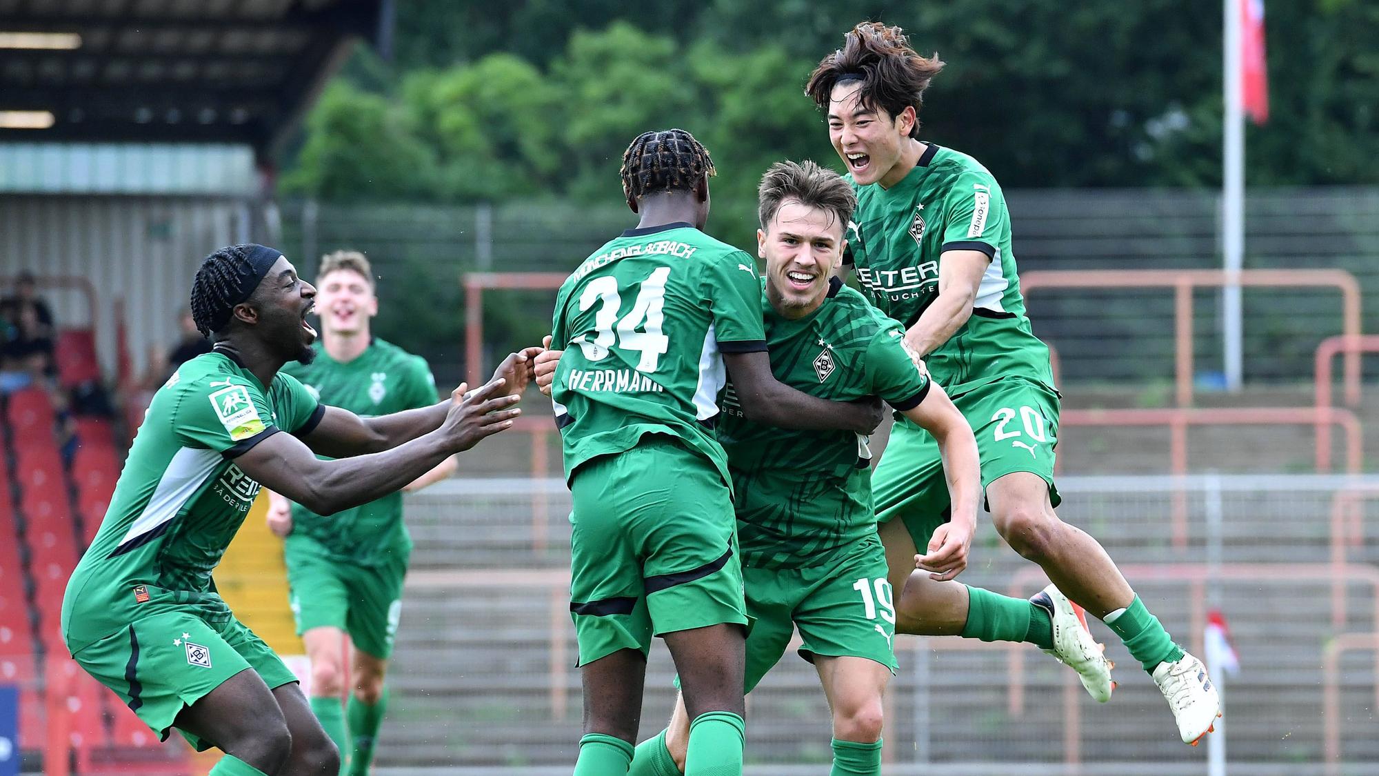 Borussia Mönchengladbachs Noah Pesch wird von seinen Teamkollegen nach seinem Tor gegen Oberhausen gefeiert.