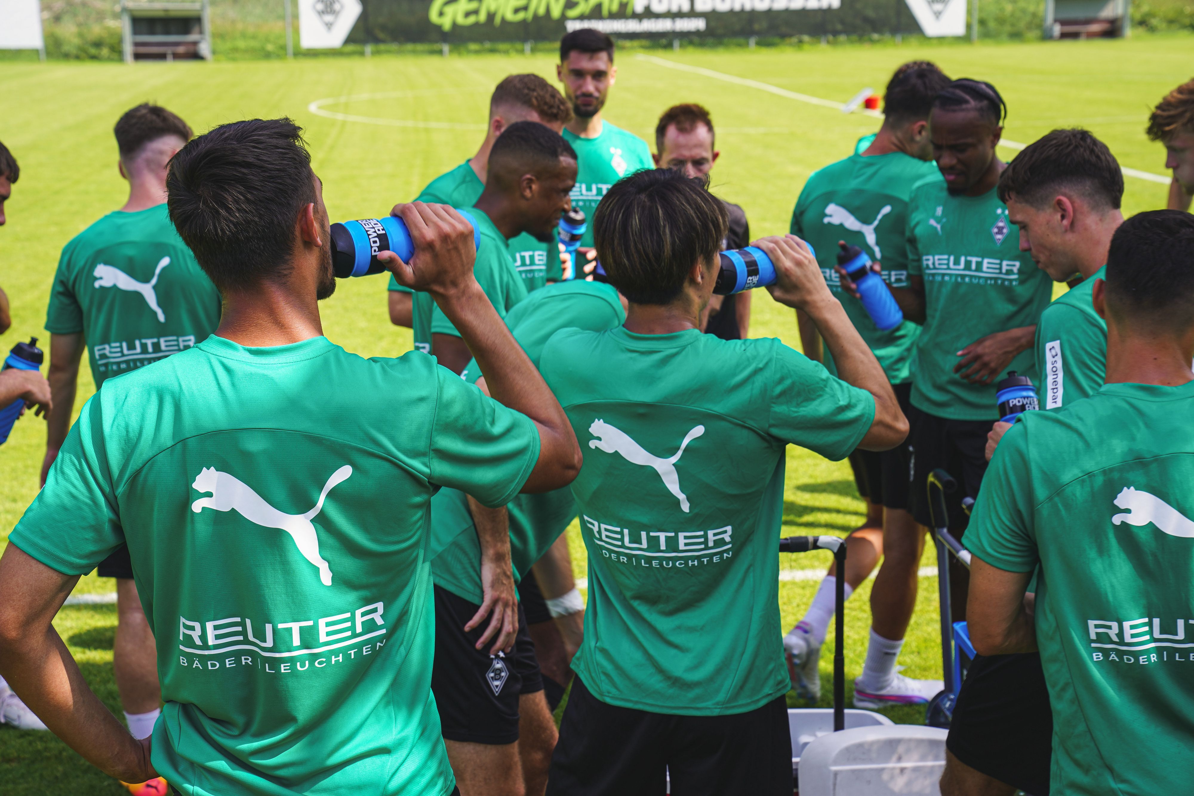 Die Spieler von Borussia Mönchengladbach trinken aus ihren Wasserflaschen.