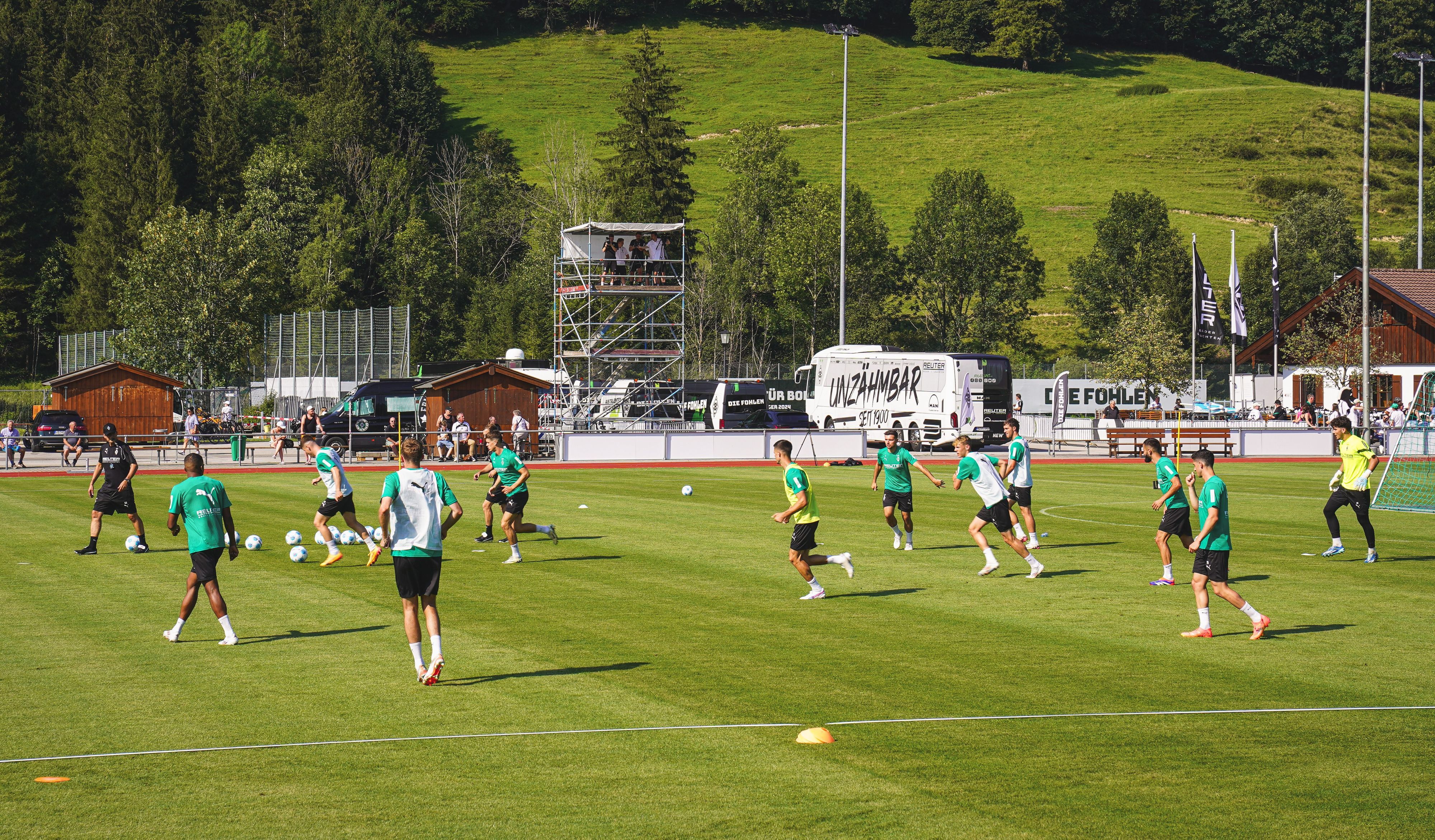 Die Spieler von Borussia Mönchengladbach absolvieren eine Spielform im Training.