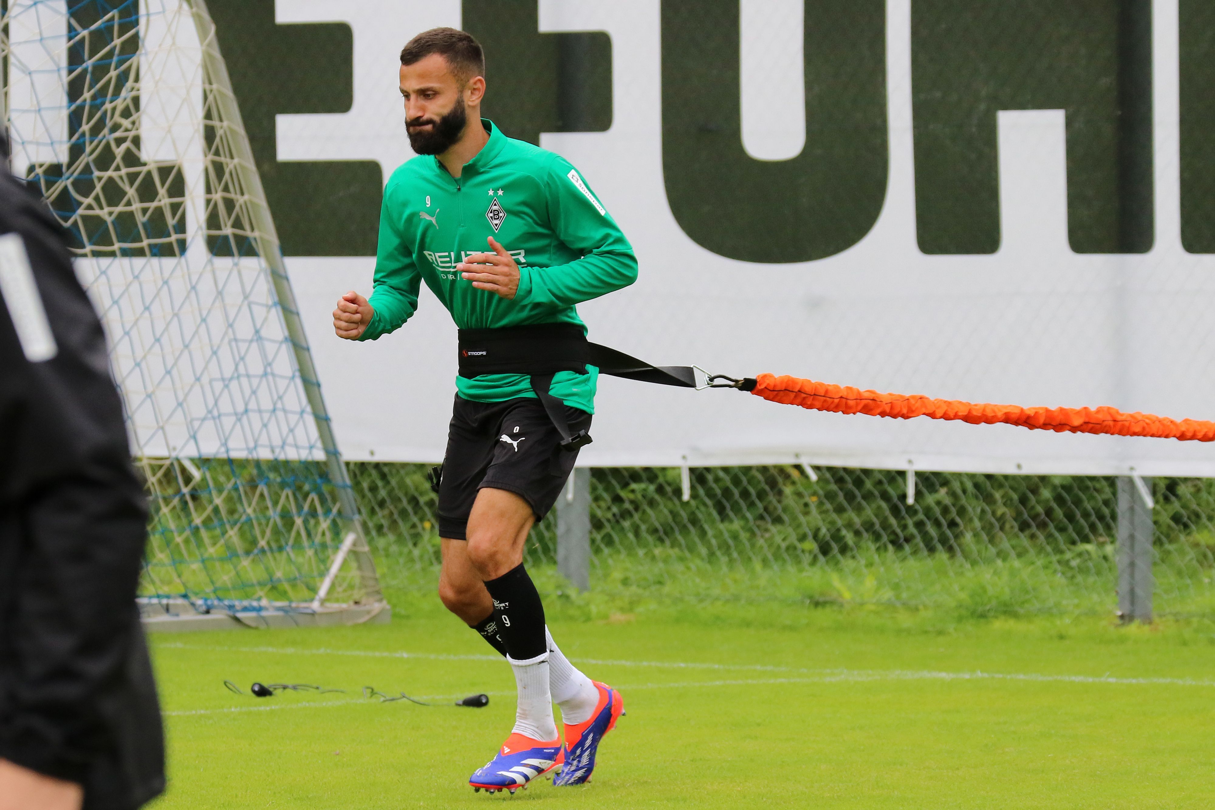 Borussia Mönchengladbachs Franck Honorat sprintet an einem Seil über den Platz.