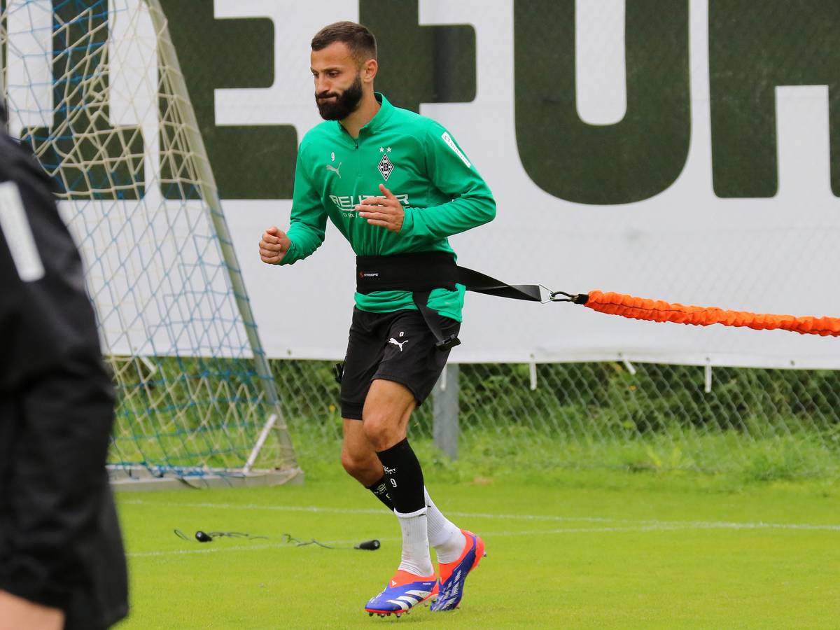 Borussia Mönchengladbachs Franck Honorat sprintet an einem Seil über den Platz.