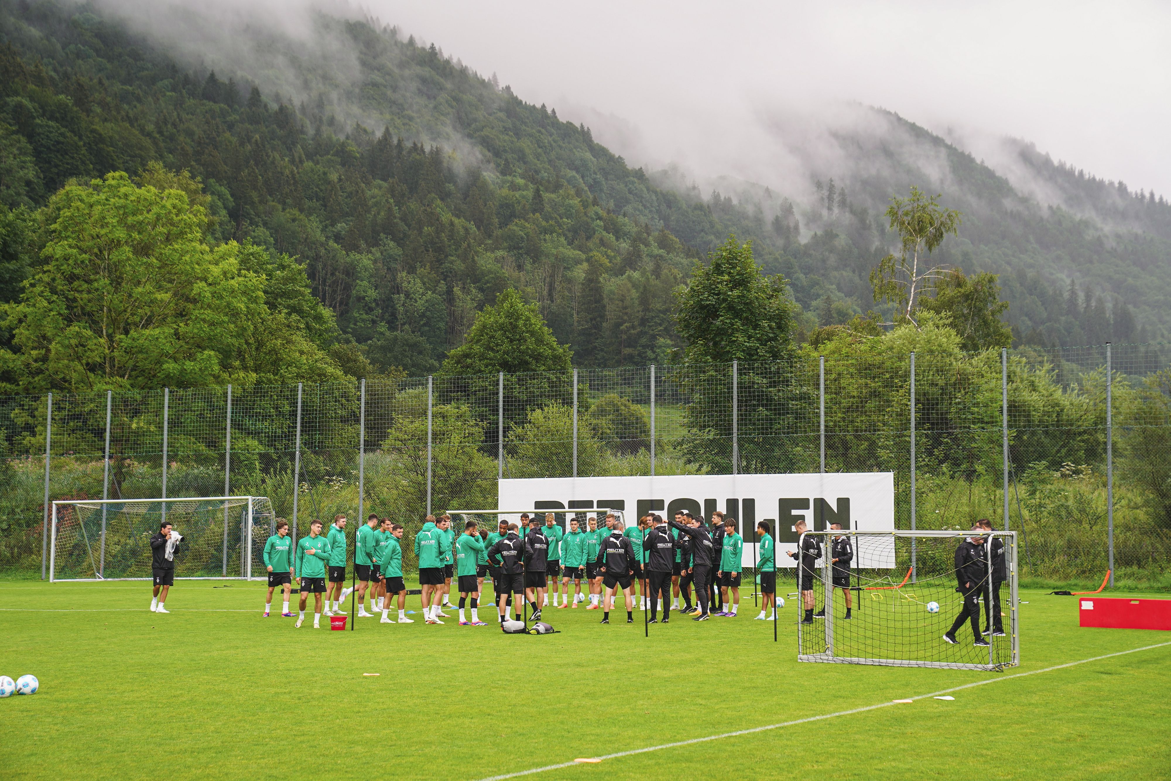 Die Mannschaft von Borussia Mönchengladbach steht in Rottach-Egern zusammen auf dem Trainingsplatz.