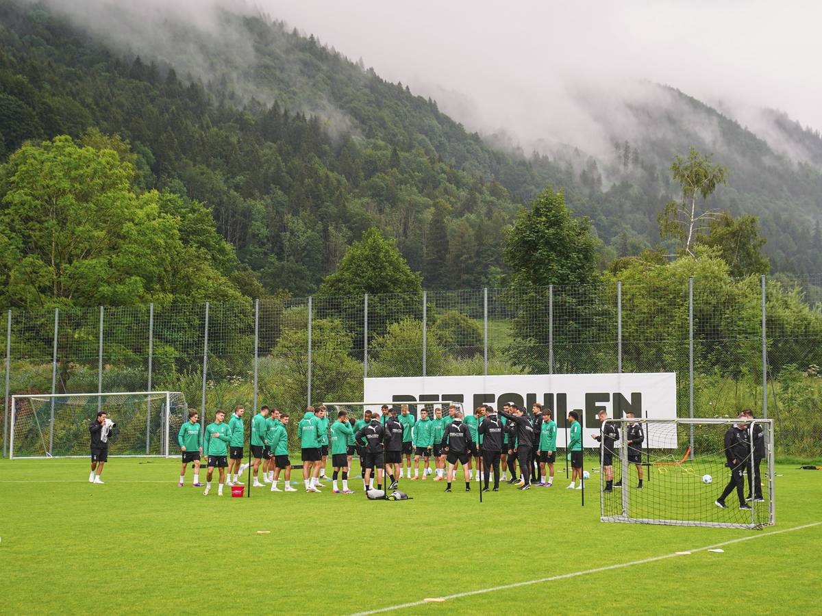 Die Mannschaft von Borussia Mönchengladbach steht in Rottach-Egern zusammen auf dem Trainingsplatz.