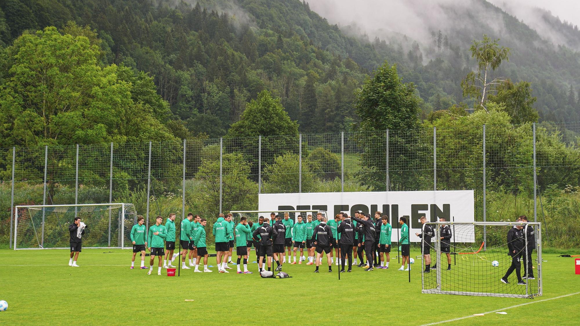 Die Mannschaft von Borussia Mönchengladbach steht in Rottach-Egern zusammen auf dem Trainingsplatz.