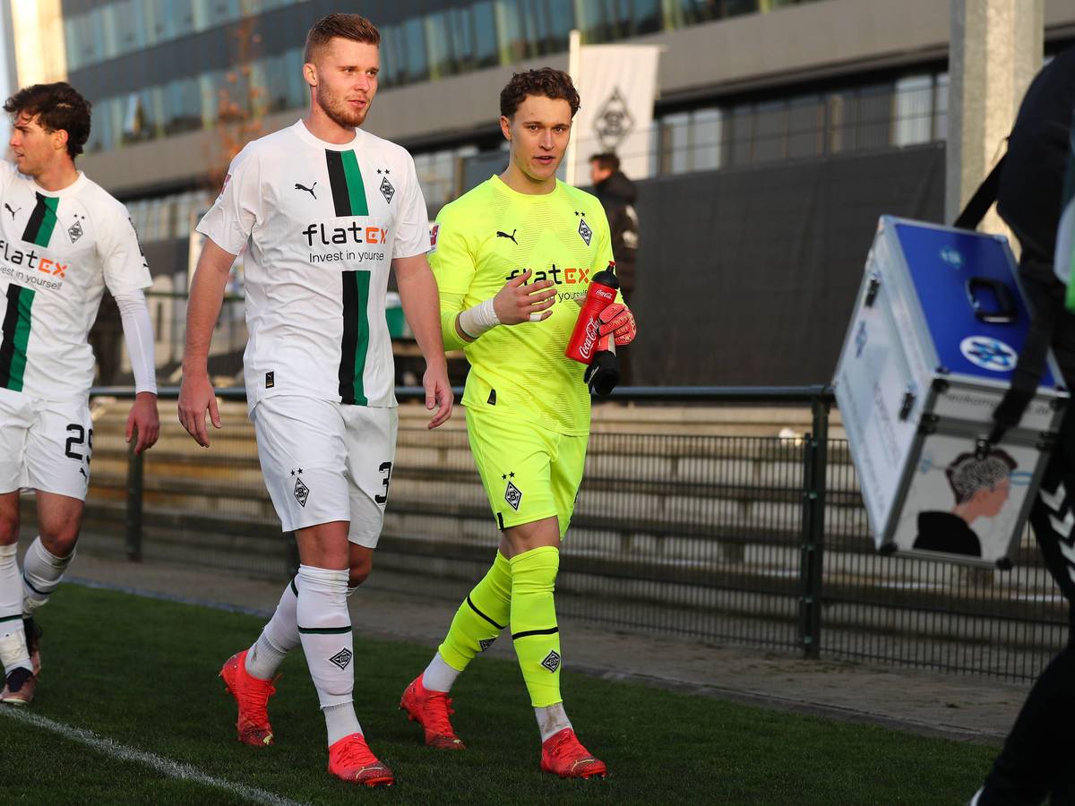 Nico Elvedi und Jan Olschowsky bereiten sich auf ein Spiel vor.